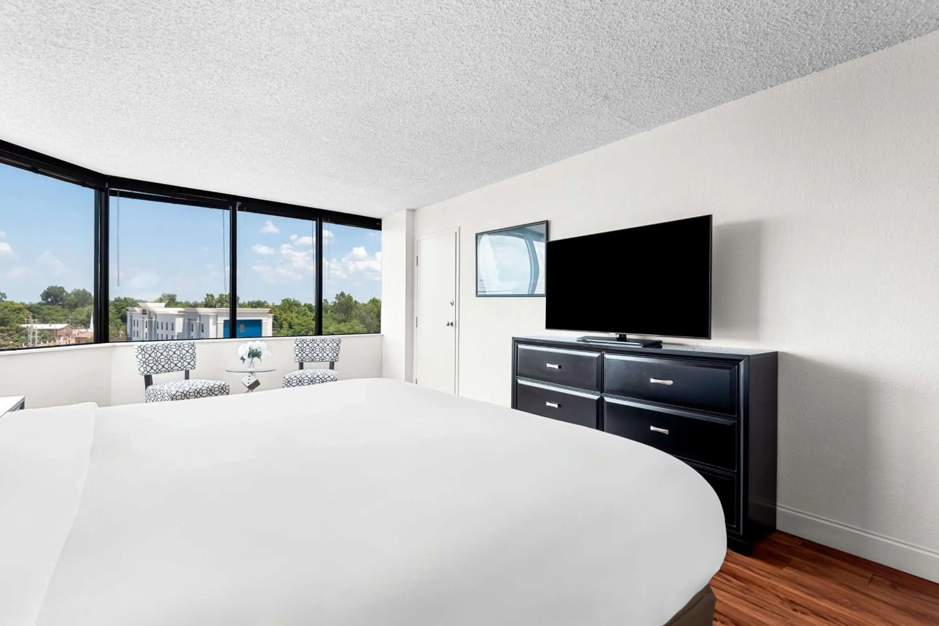 Photo of the whole room, Bed in Magnolia Bluffs, BW Signature Collection Photo of the whole room, Bed in Magnolia Bluffs, BW Signature Collection