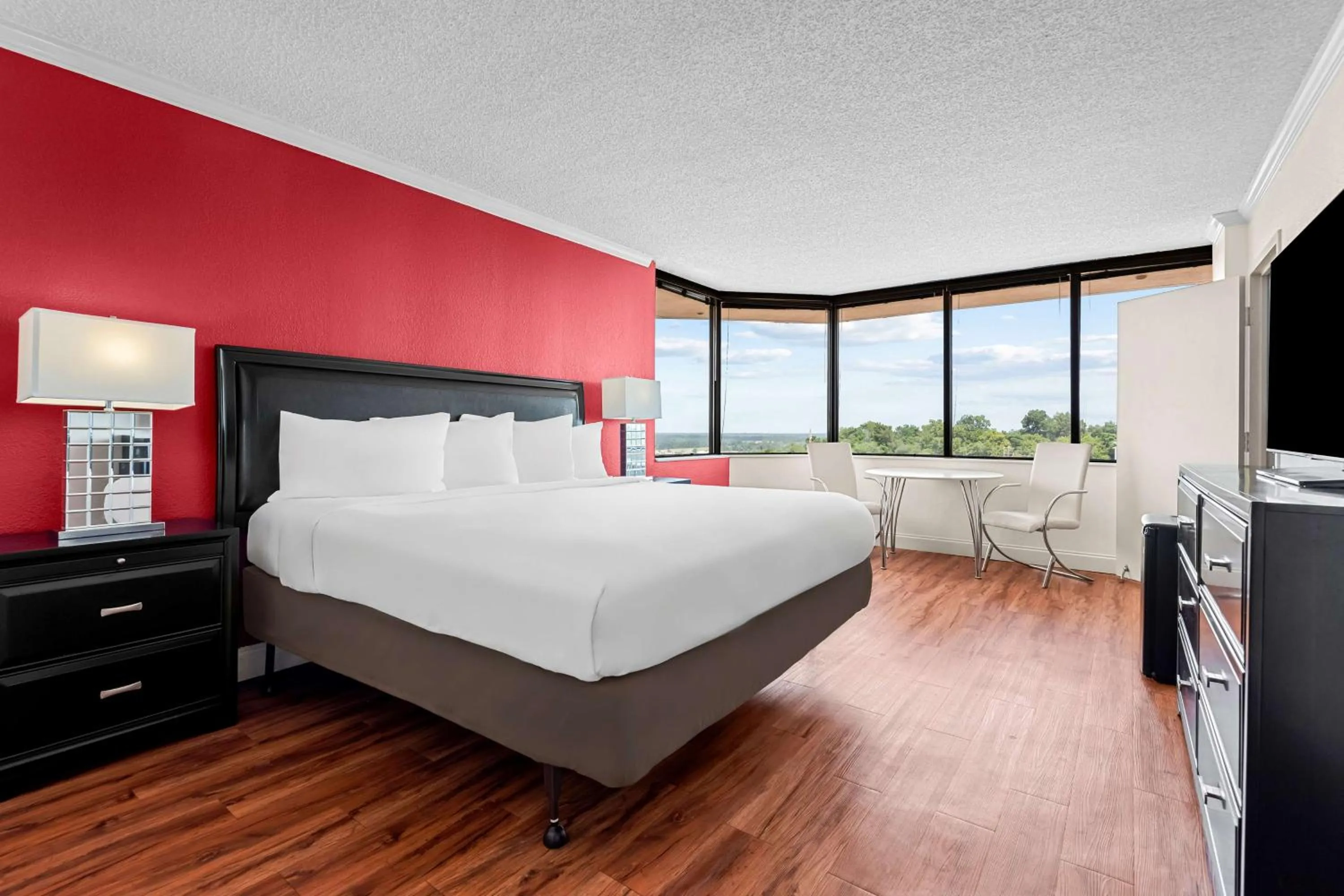 Photo of the whole room, Bed in Magnolia Bluffs, BW Signature Collection