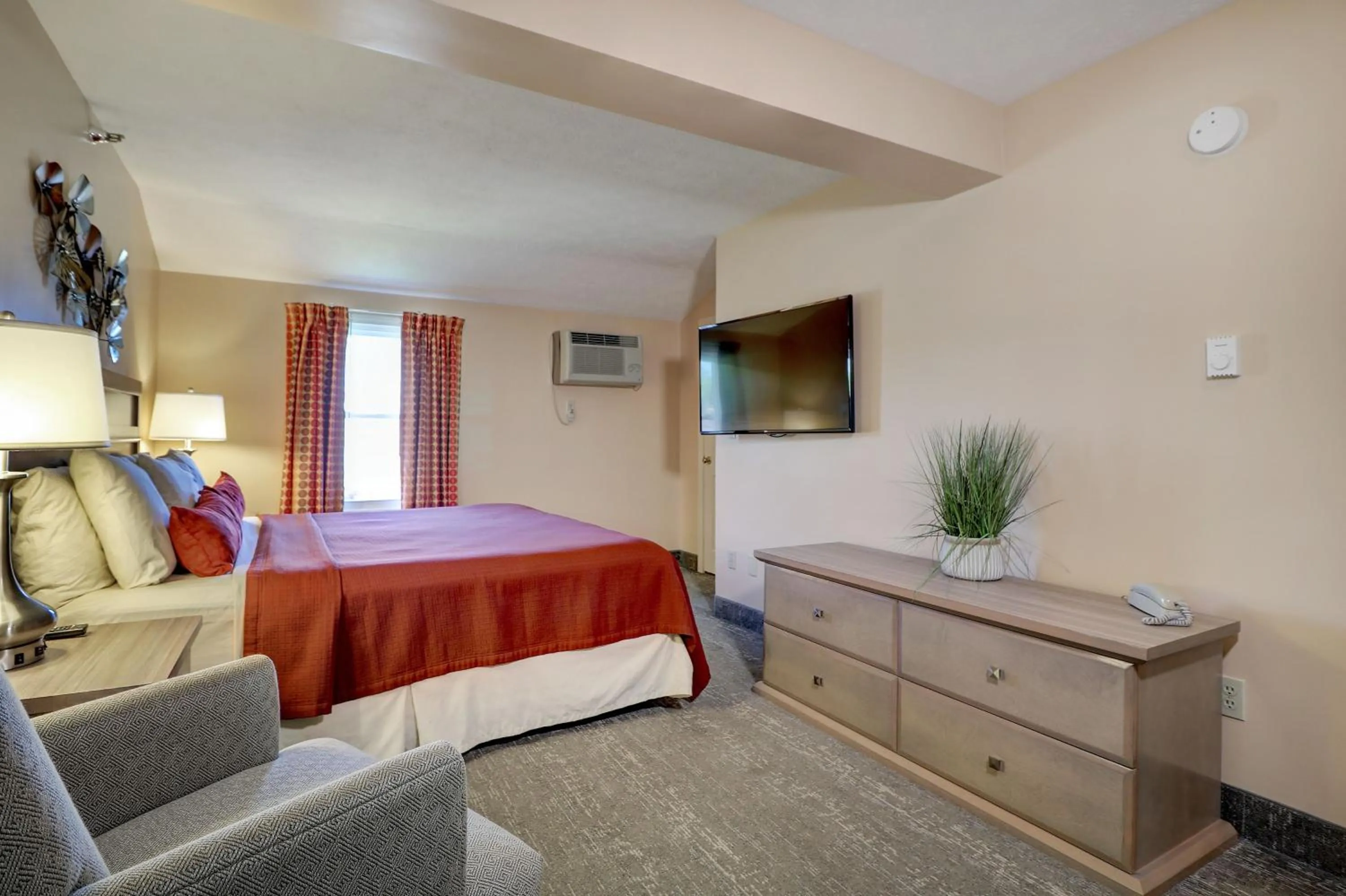 Bedroom, Bed in Misty Harbor Resort