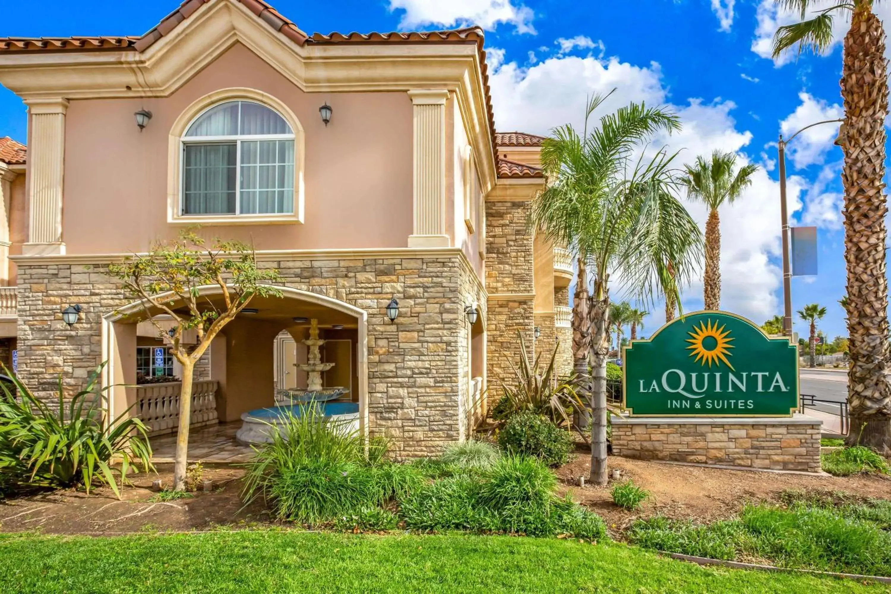Property building in La Quinta by Wyndham Moreno Valley Property building in La Quinta by Wyndham Moreno Valley
