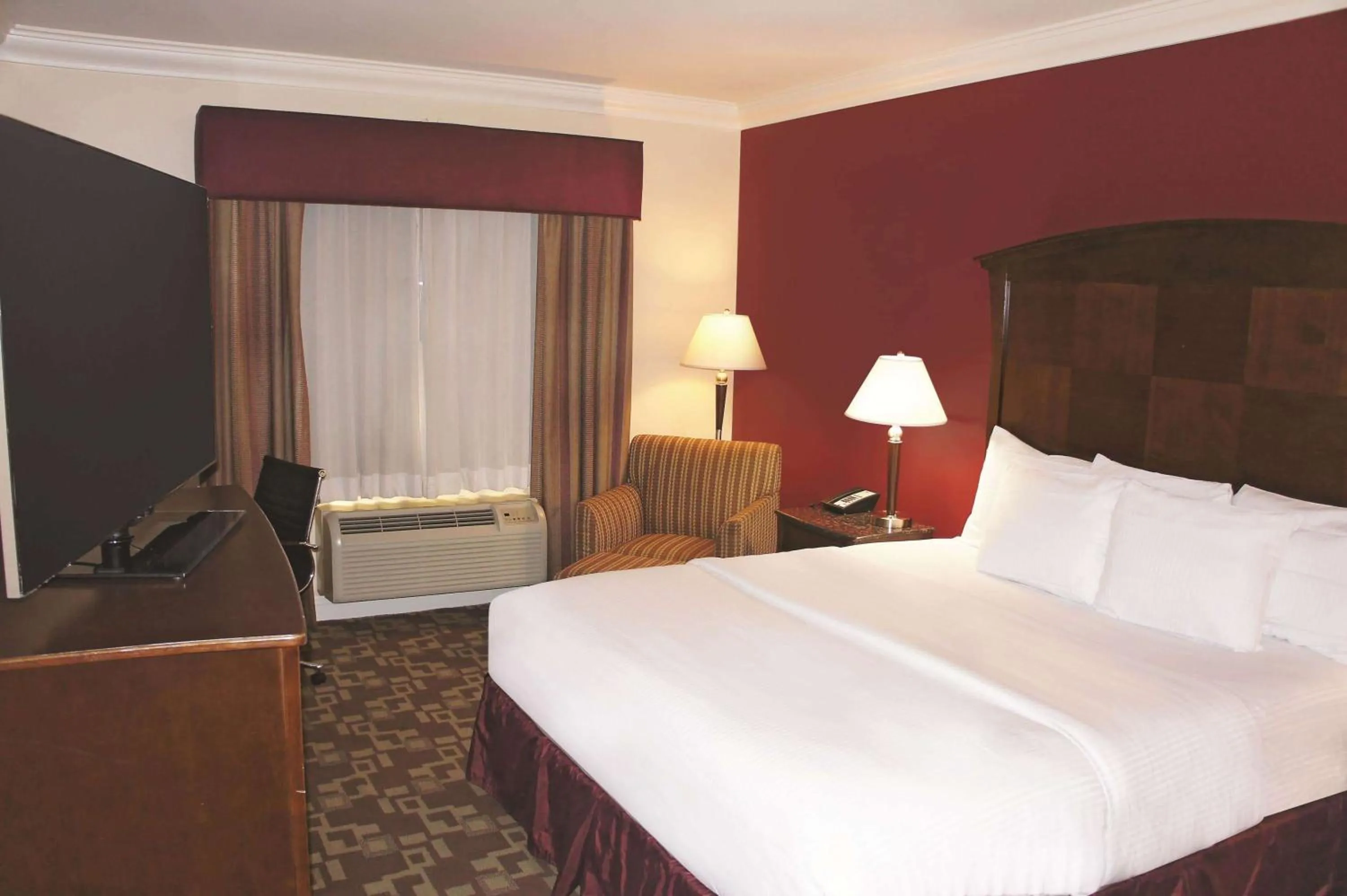 Photo of the whole room, Bed in La Quinta by Wyndham Moreno Valley