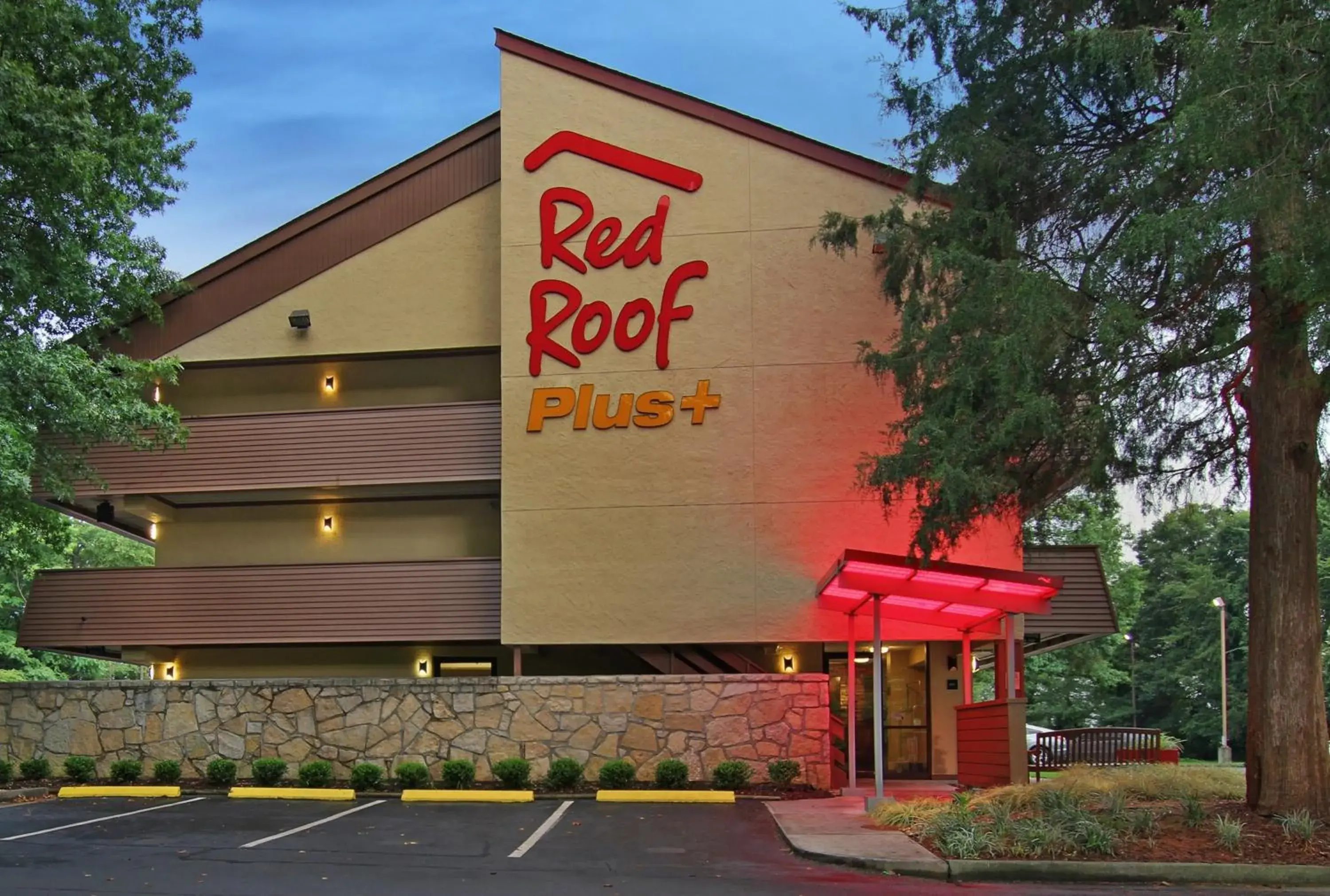 Property building in Red Roof Inn PLUS+ Atlanta - Buckhead Property building in Red Roof Inn PLUS+ Atlanta - Buckhead