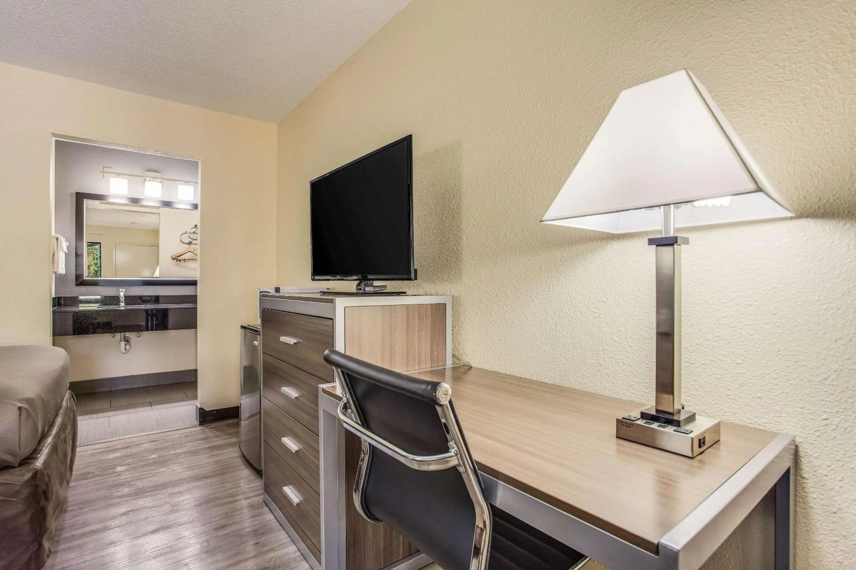 Photo of the whole room, Bed in Econo Lodge Coliseum