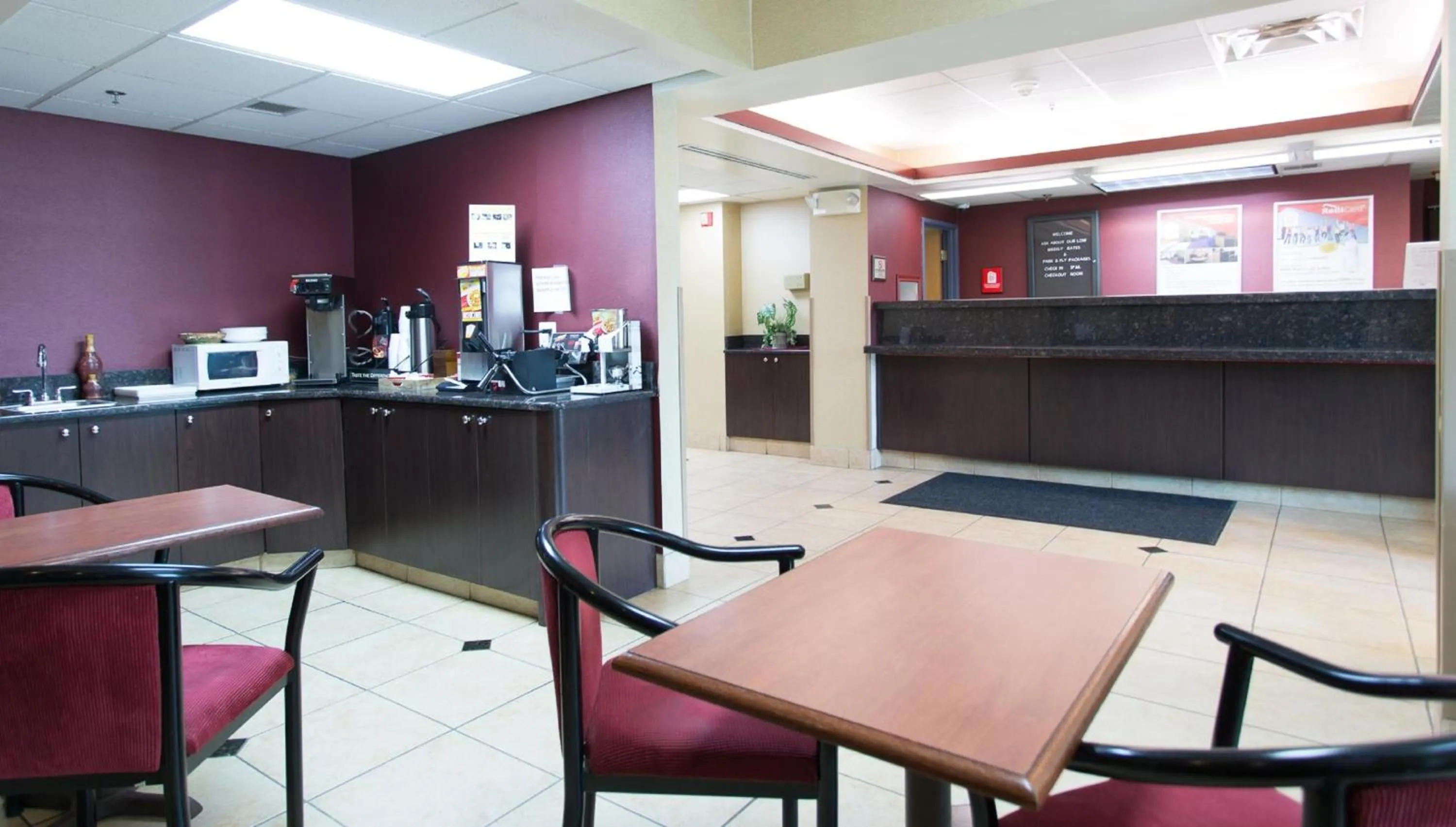 Restaurant/places to eat in Travelodge by Wyndham Romulus Detroit Airport