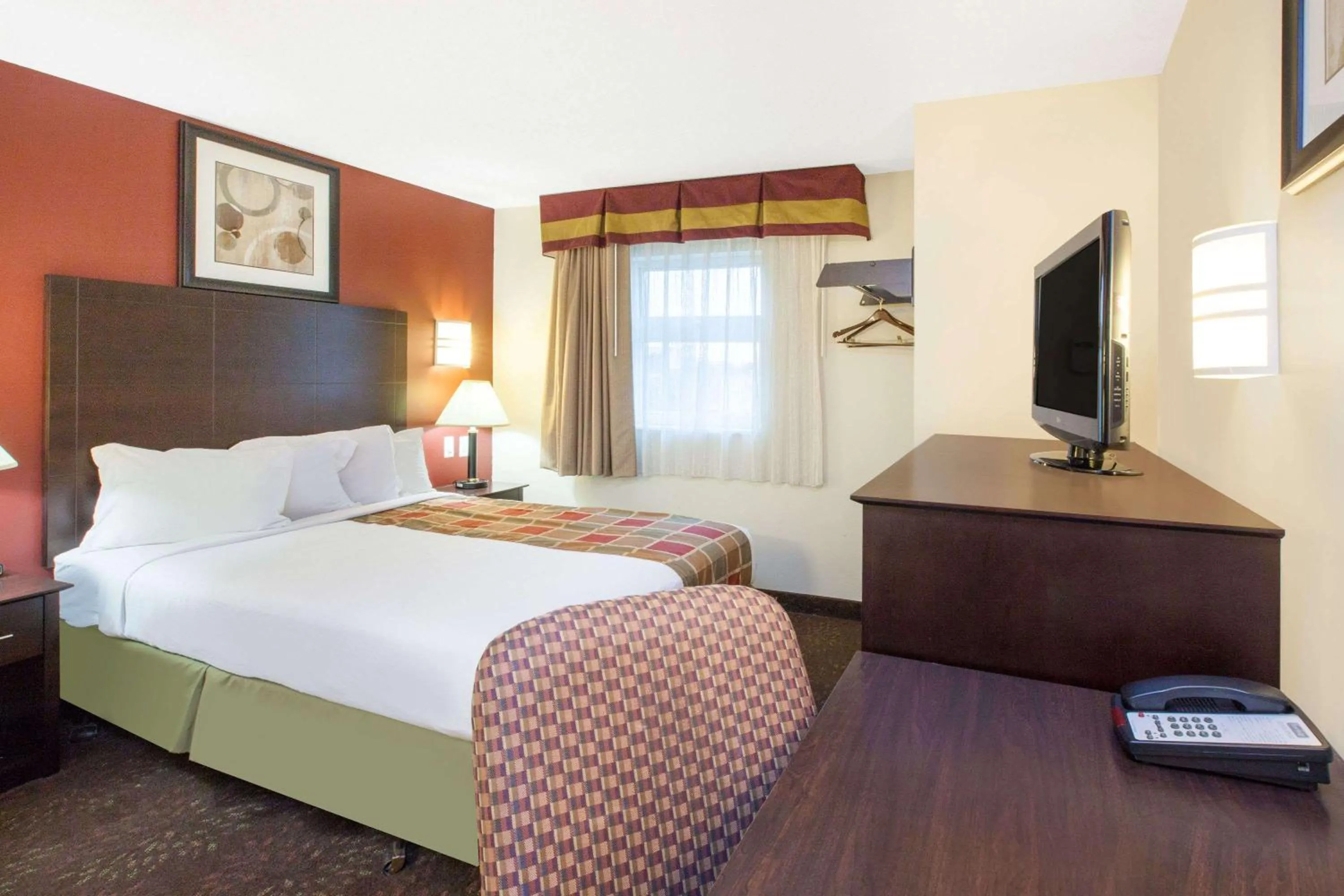 Photo of the whole room, Bed in Travelodge by Wyndham Romulus Detroit Airport