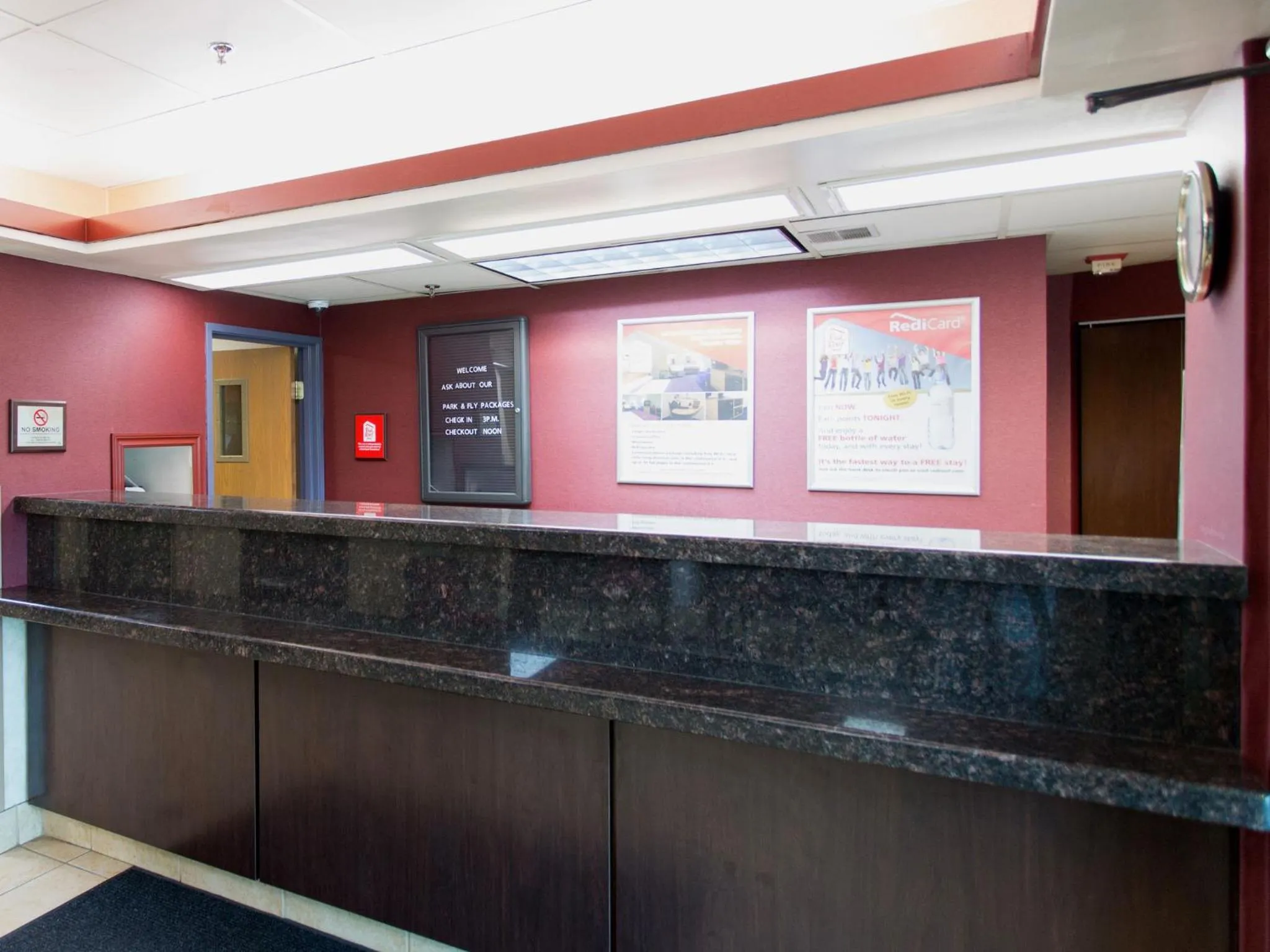 Lobby or reception in Travelodge by Wyndham Romulus Detroit Airport