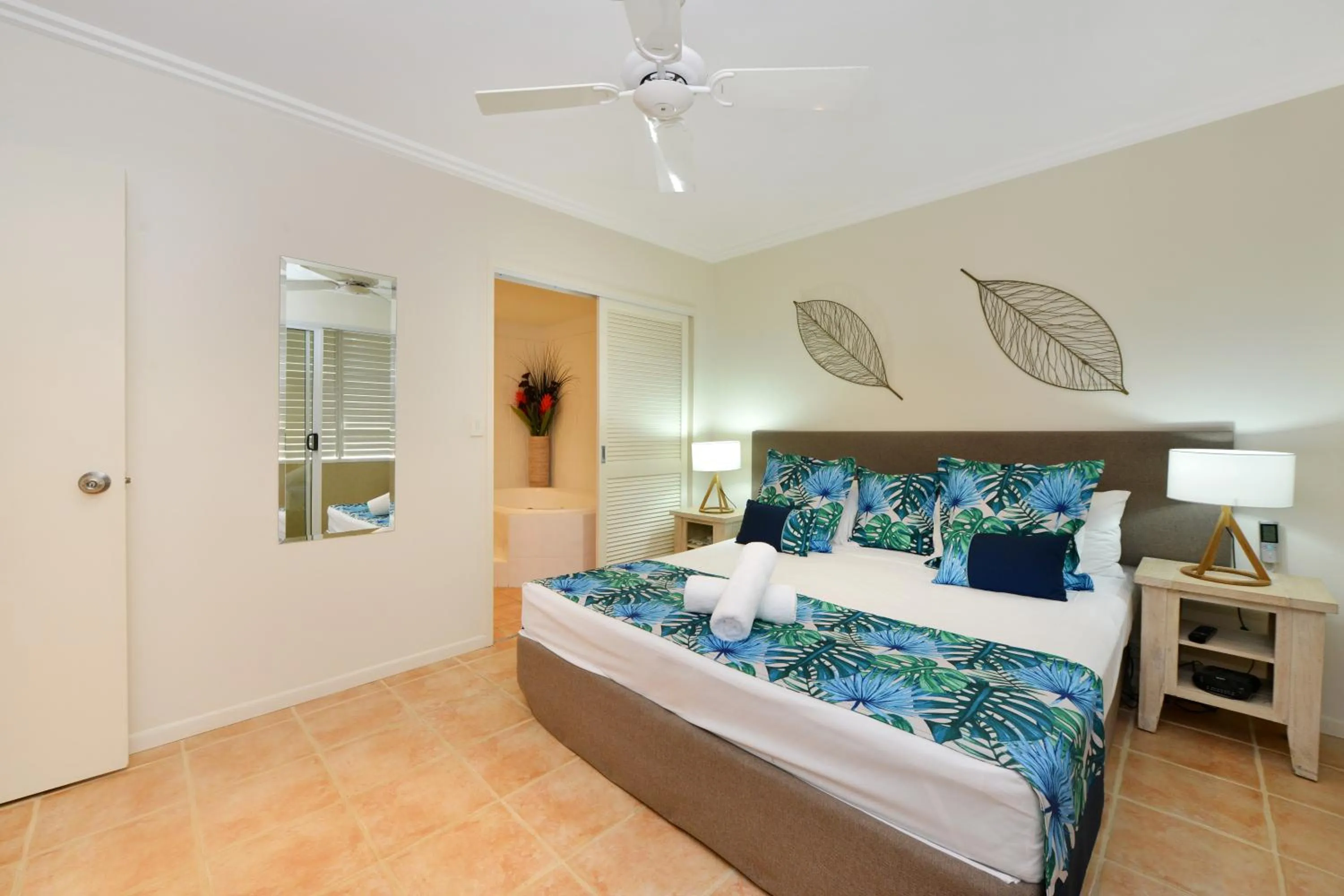Photo of the whole room, Bed in Cayman Villas Port Douglas