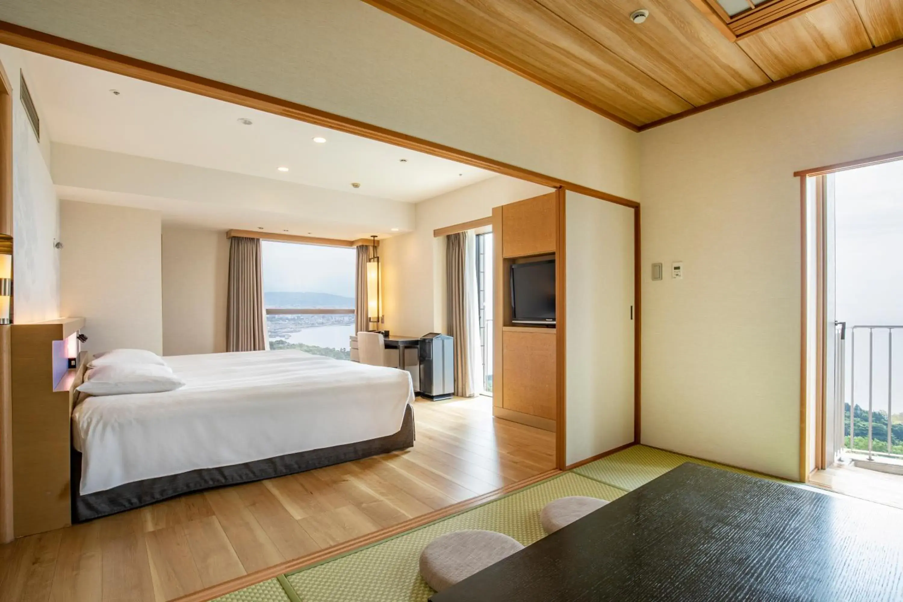 TV and multimedia, Bed in Hilton Odawara Resort & Spa TV and multimedia, Bed in Hilton Odawara Resort & Spa