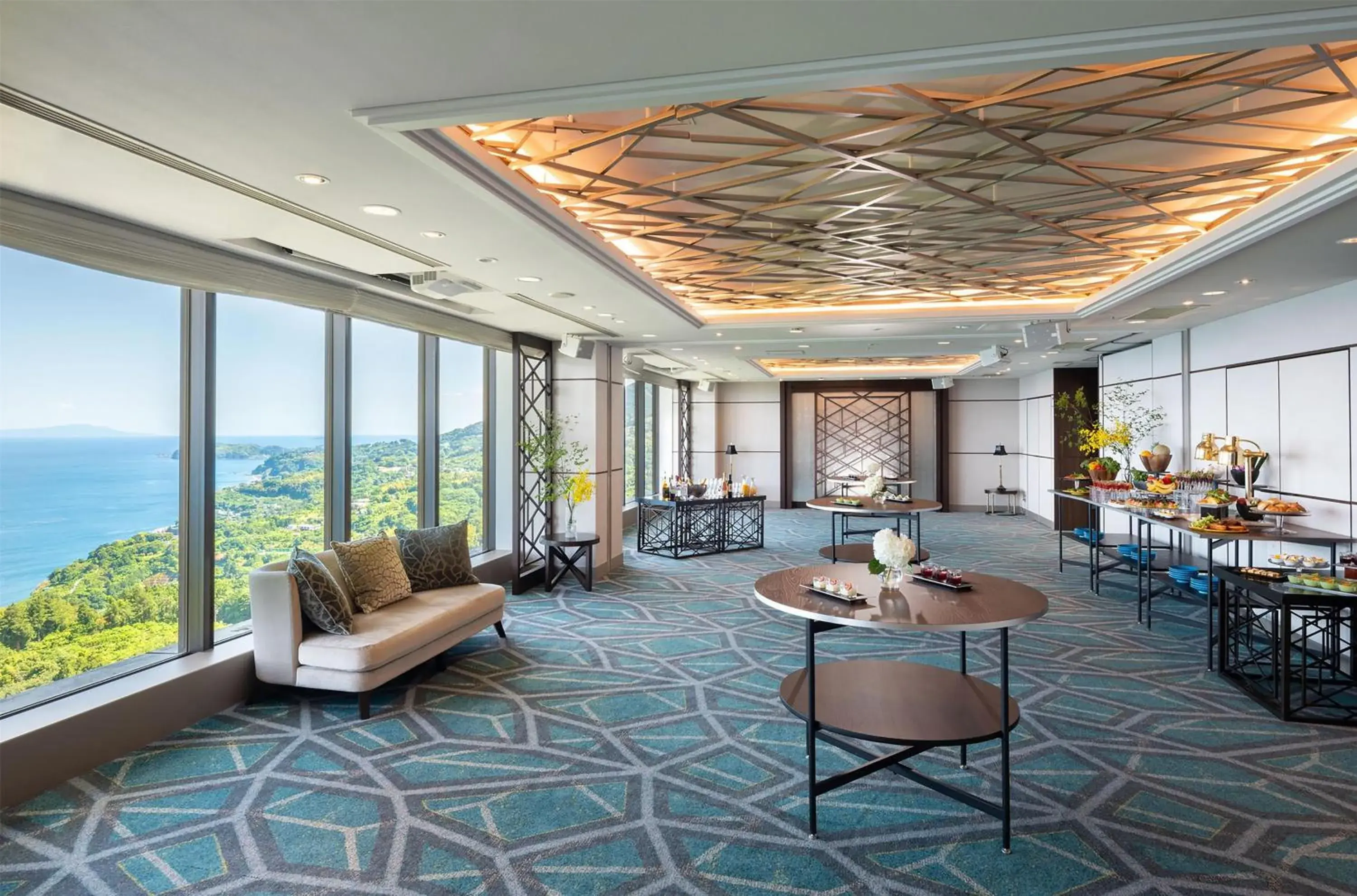 Lounge or bar in Hilton Odawara Resort & Spa Lounge or bar in Hilton Odawara Resort & Spa
