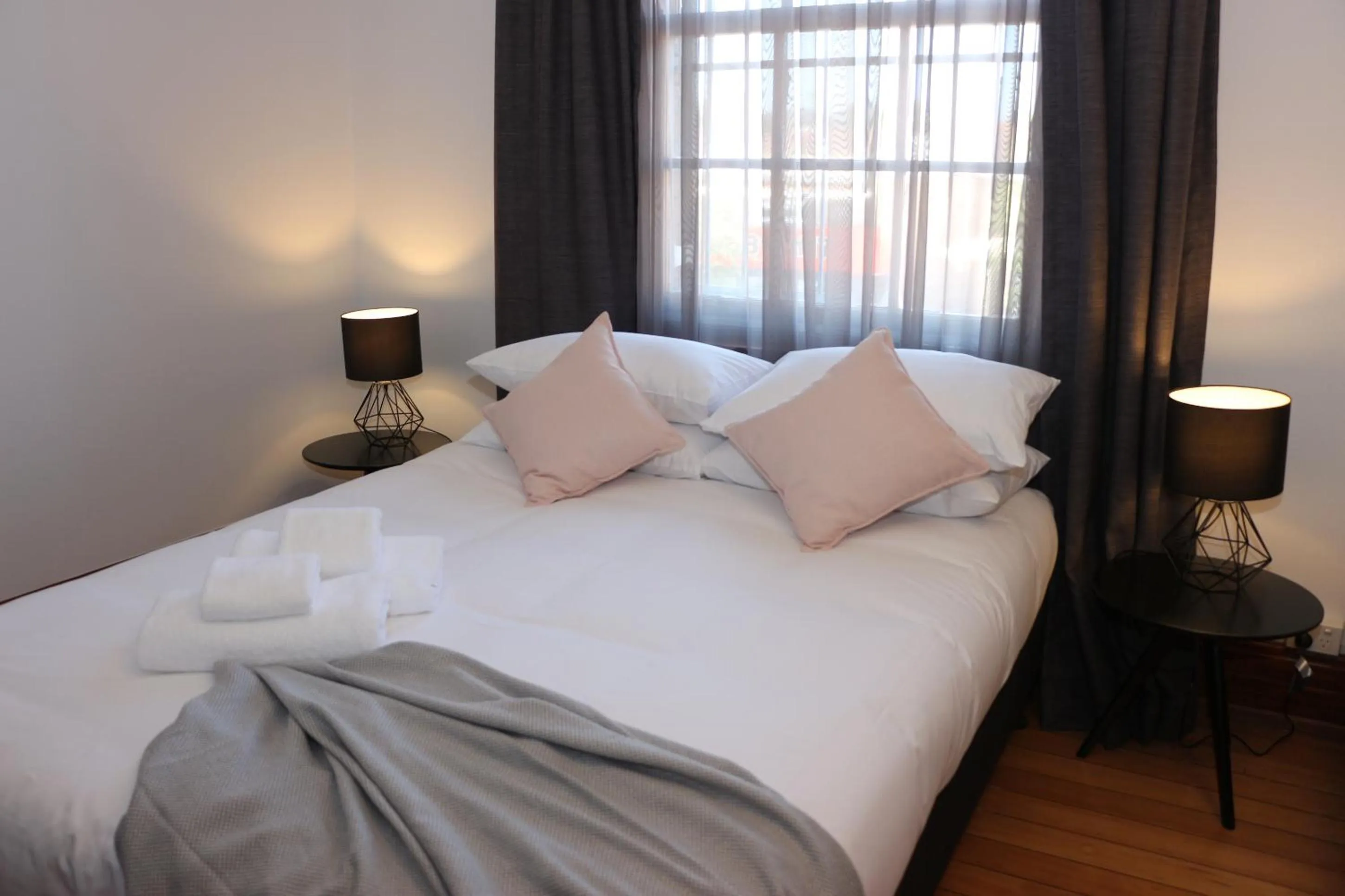 Bedroom, Bed in Guildford Hotel