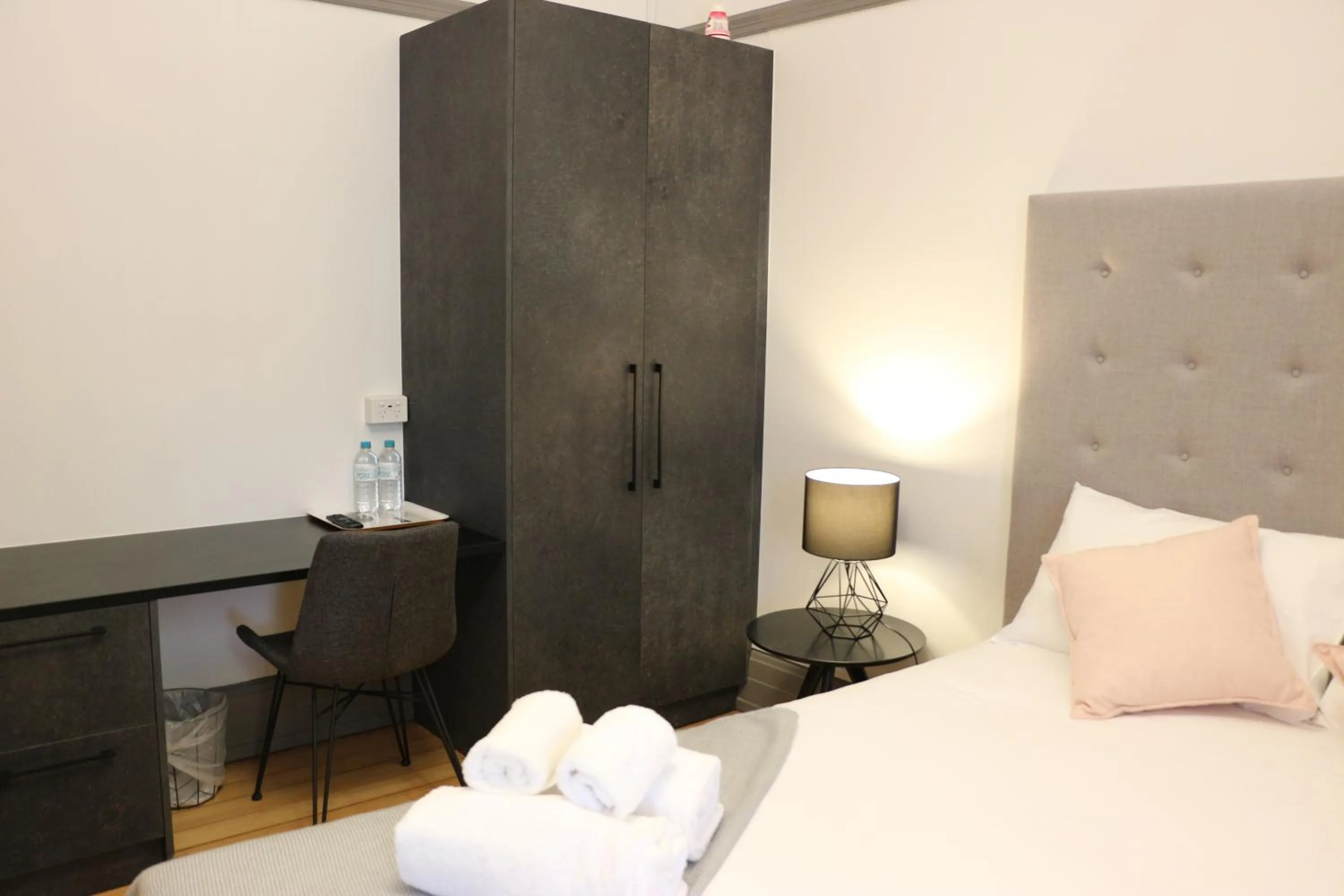 Bedroom, Bed in Guildford Hotel