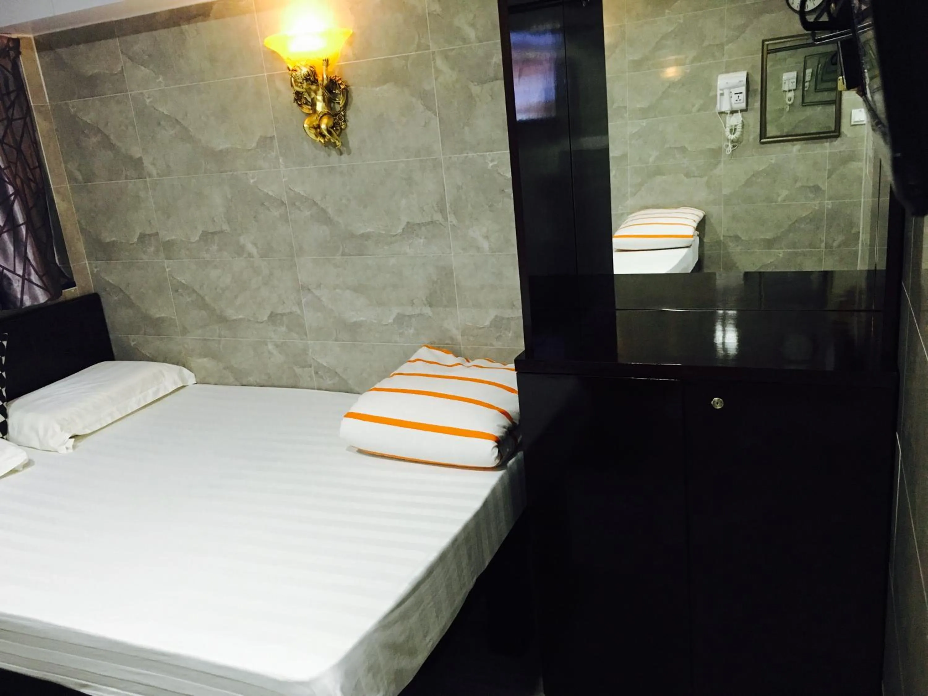 Photo of the whole room, Bed in Victoria Inn