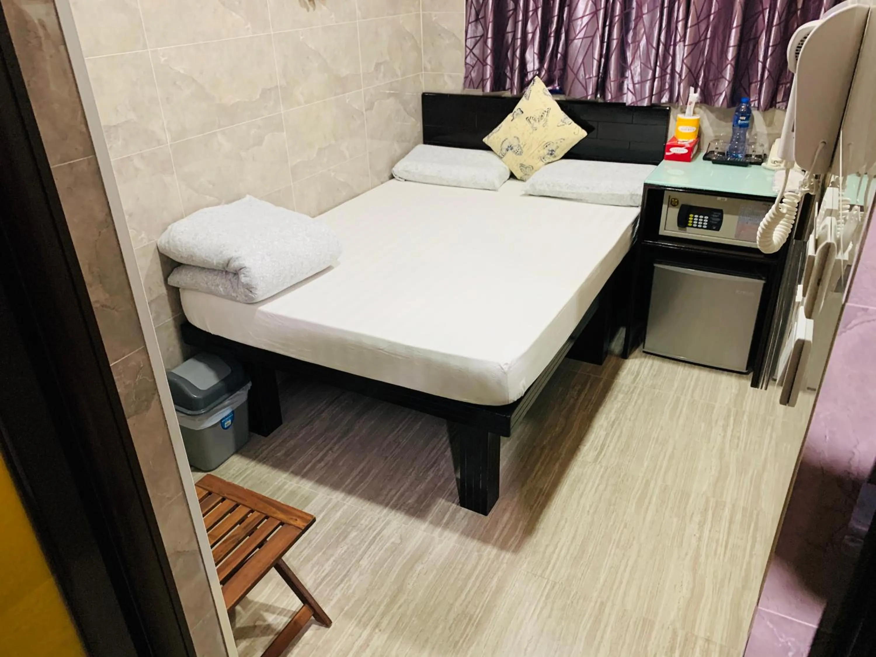 Photo of the whole room, Bed in Victoria Inn