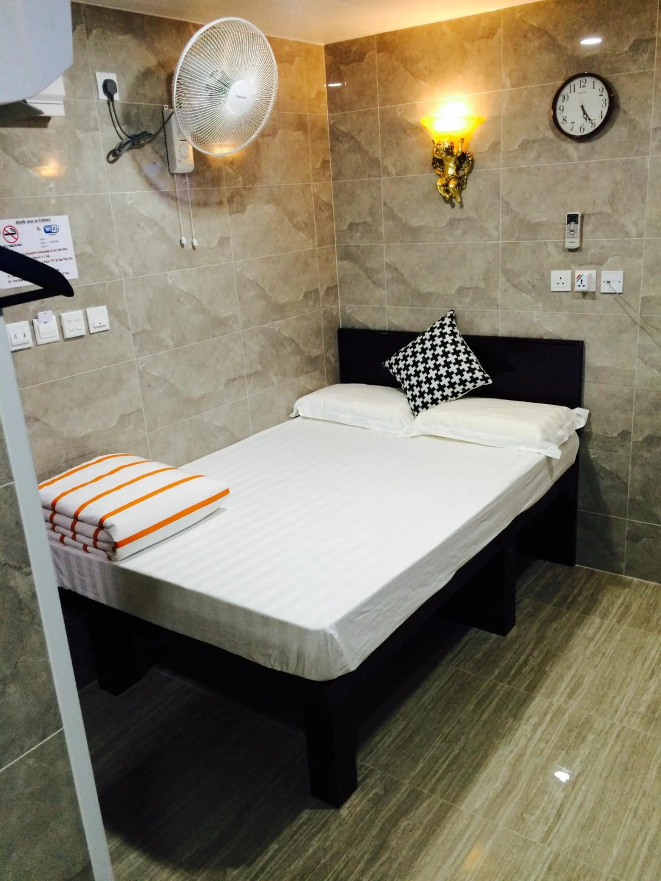 Photo of the whole room, Bed in Victoria Inn