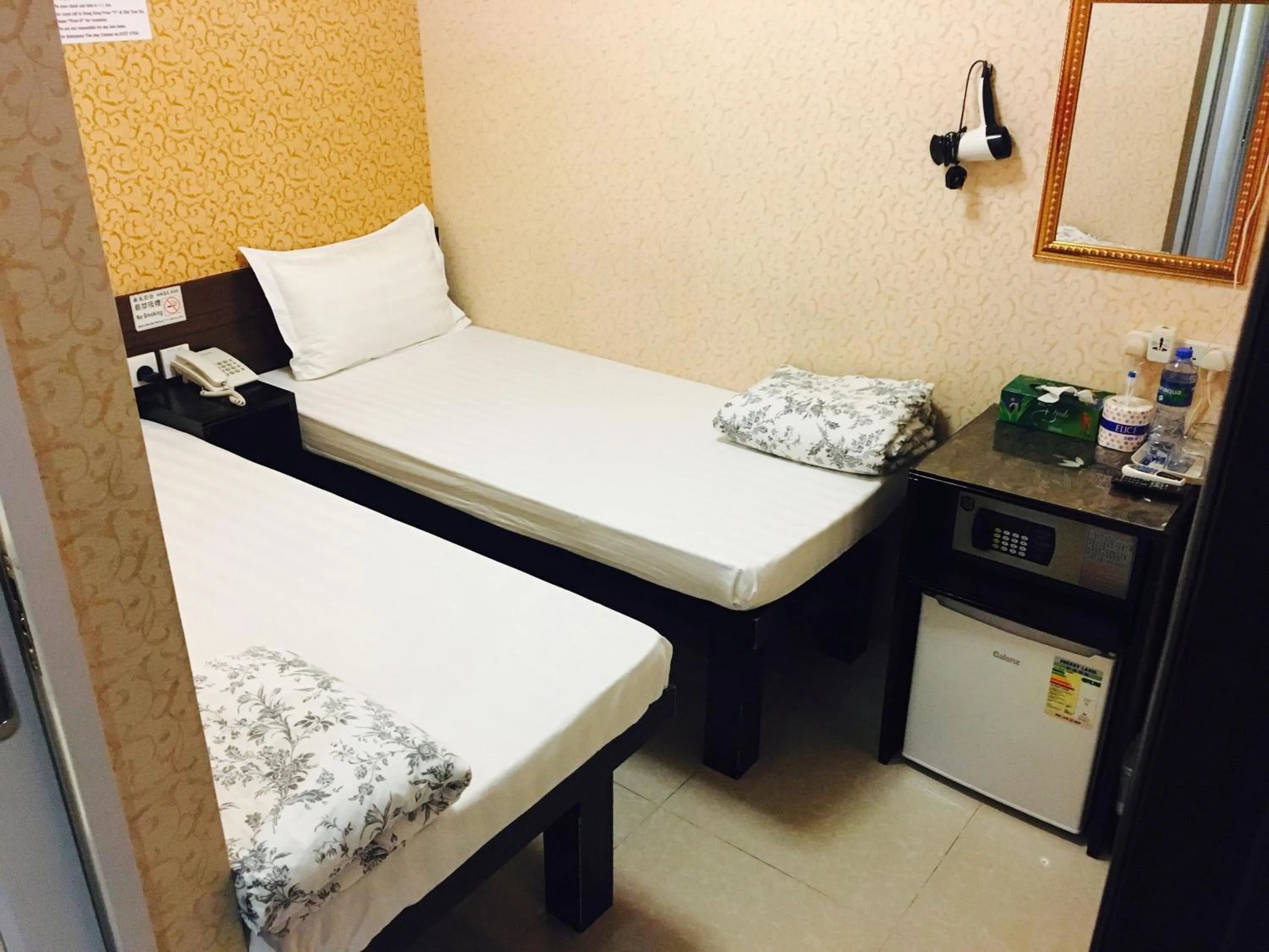 Photo of the whole room, Bed in Victoria Inn