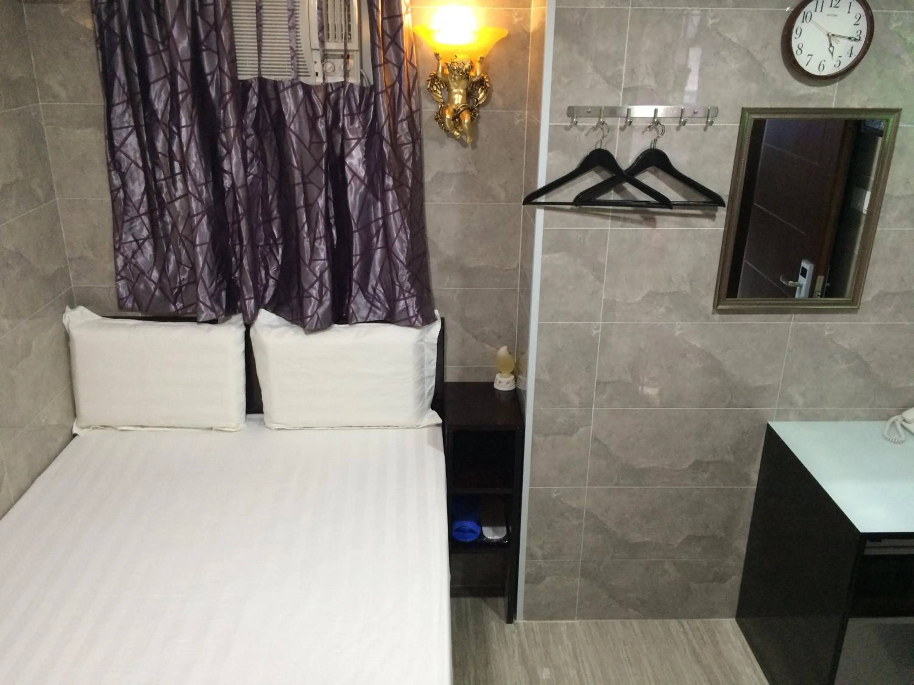 Photo of the whole room, Bed in Victoria Inn