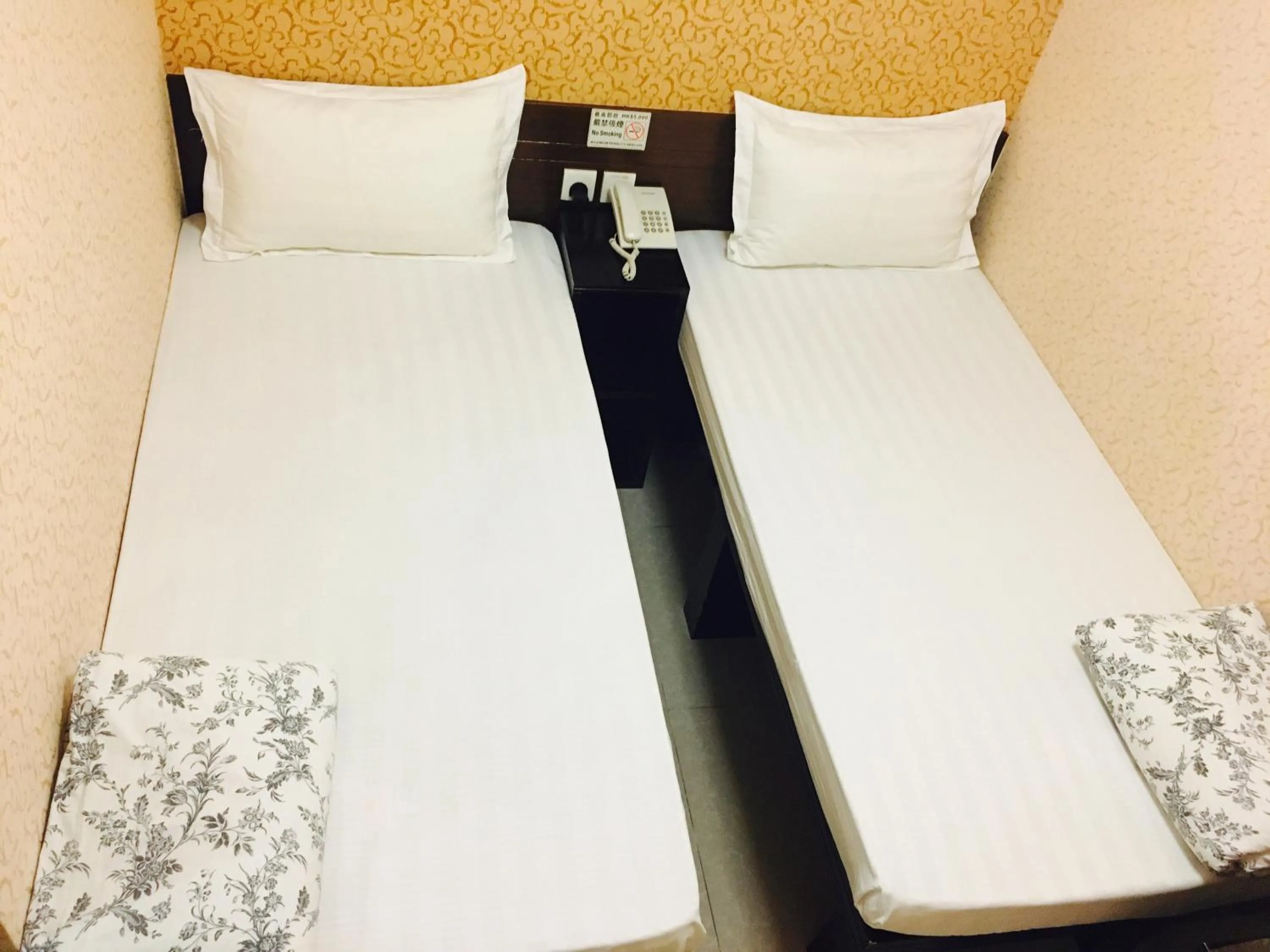 Photo of the whole room, Bed in Victoria Inn