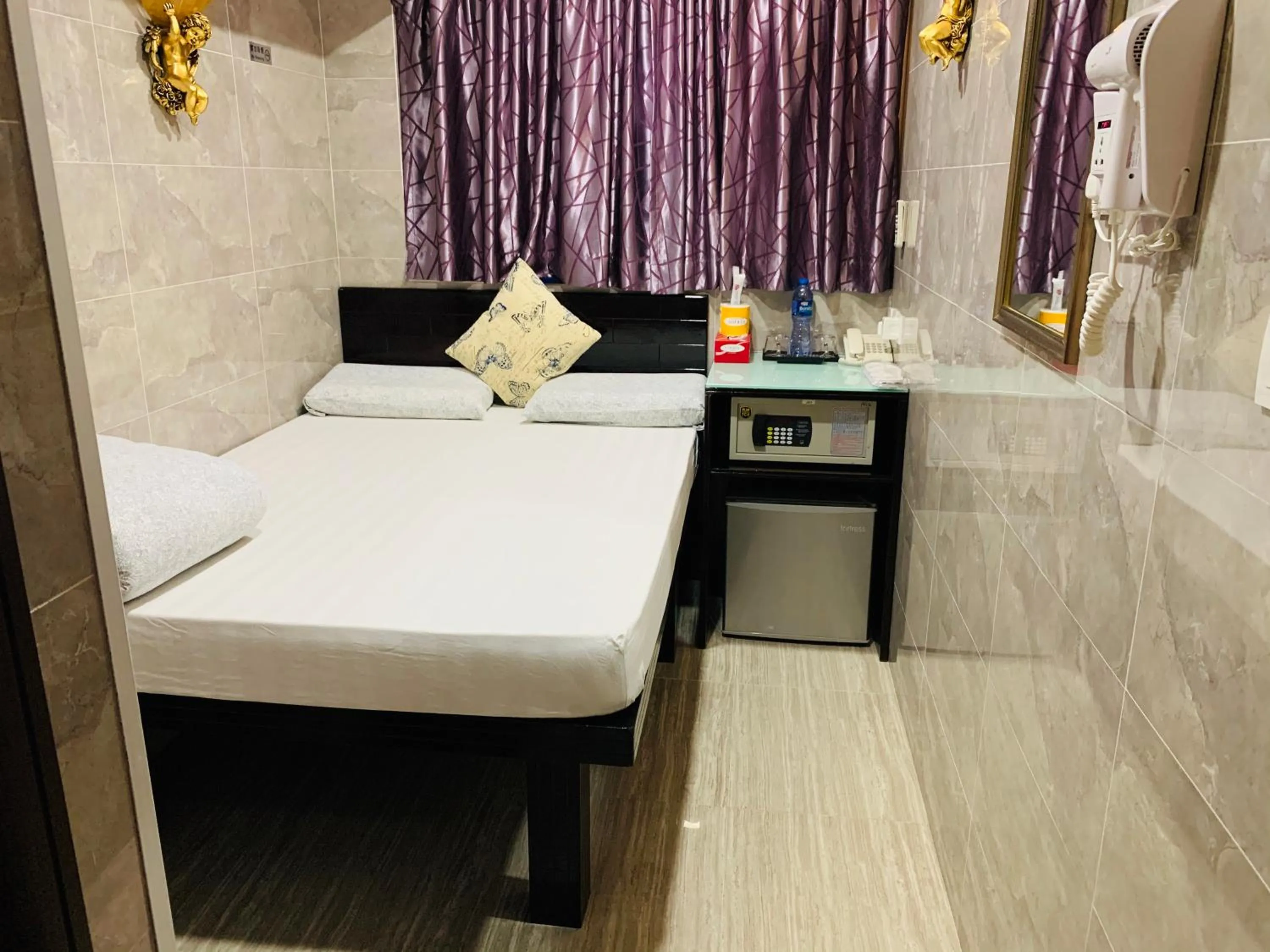 Photo of the whole room, Bed in Victoria Inn