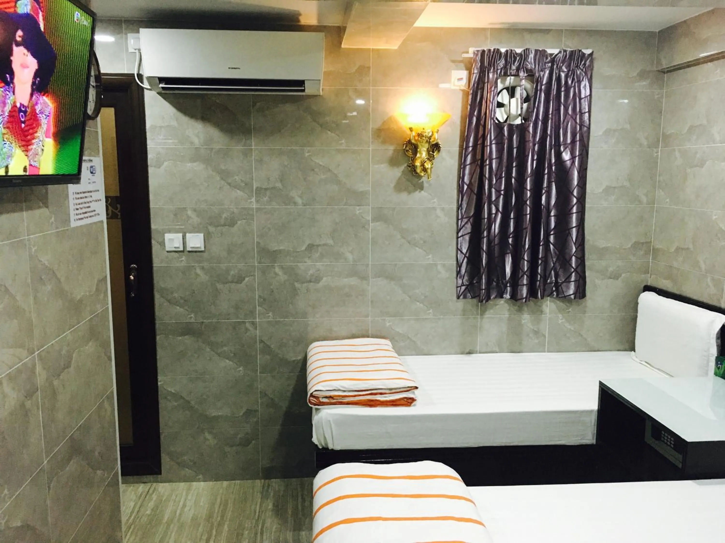 Photo of the whole room, Bed in Victoria Inn