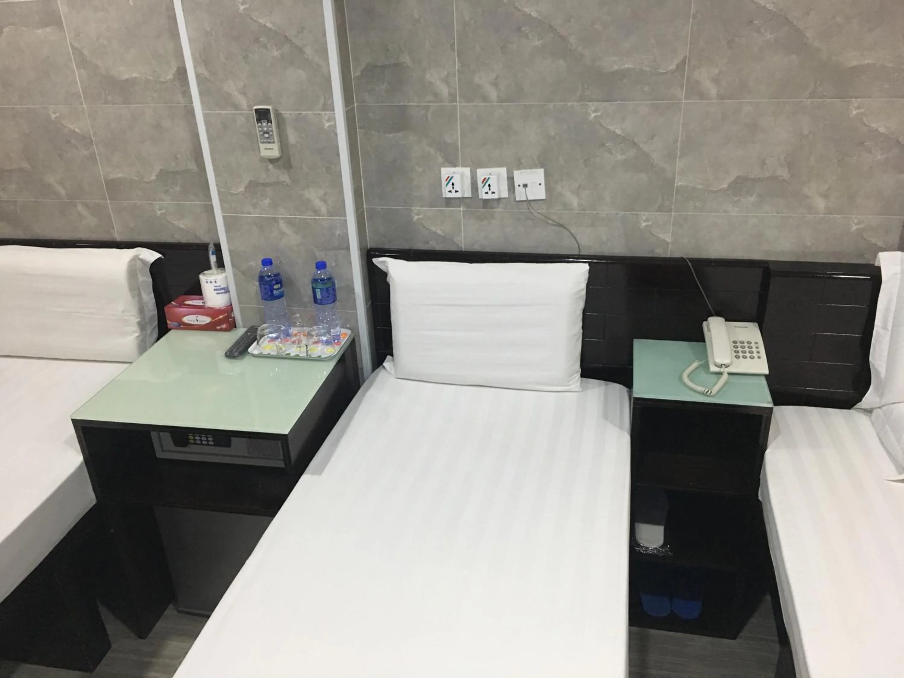 Photo of the whole room, Bed in Victoria Inn