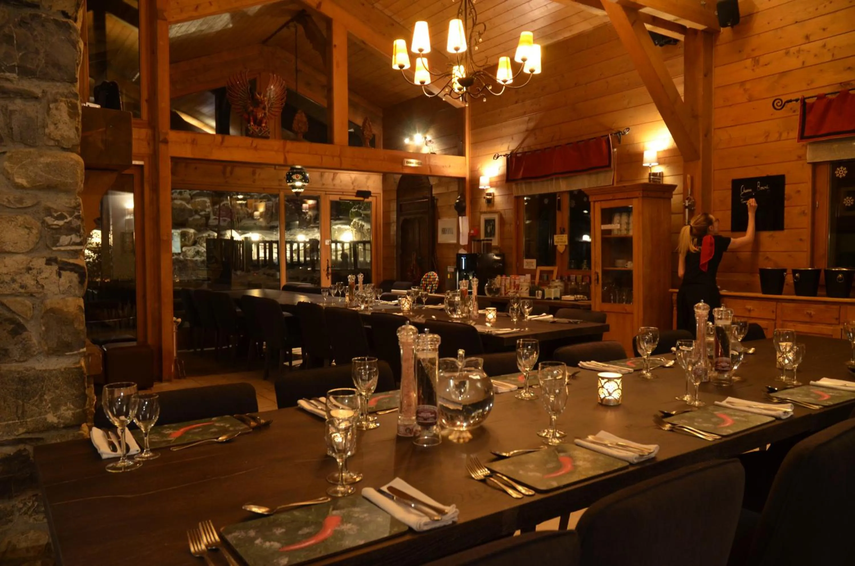 Restaurant/places to eat in Hôtel et Chalet Au Coin Du Feu Chilly Powder