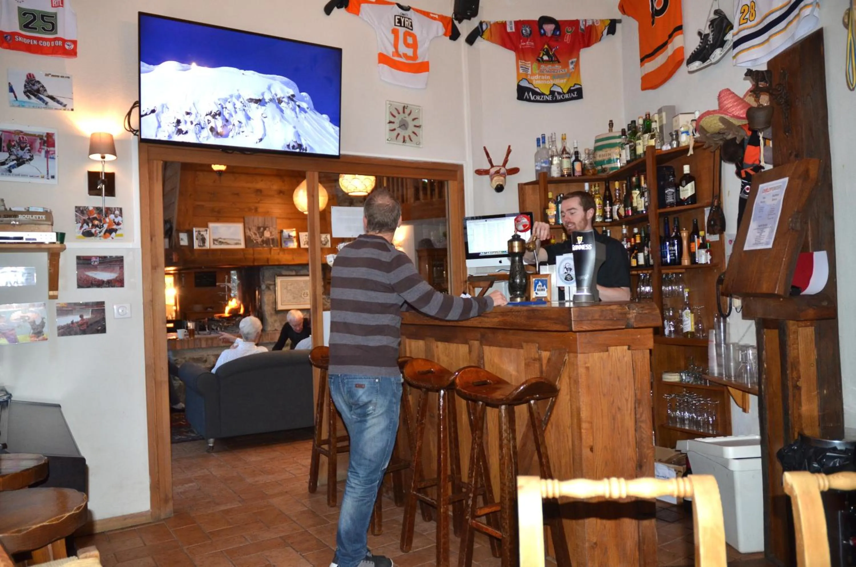 Lounge or bar in Hôtel et Chalet Au Coin Du Feu Chilly Powder