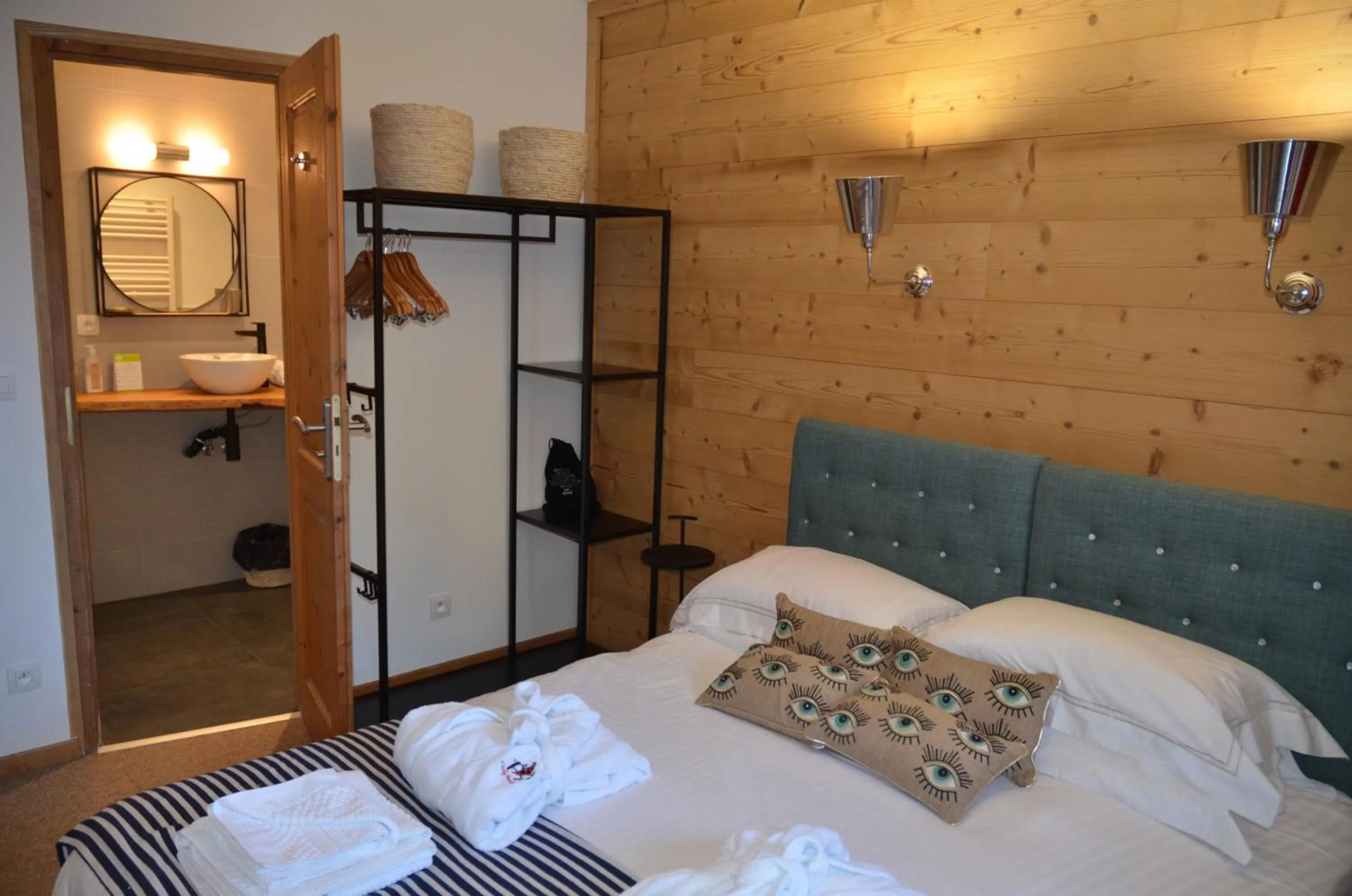 Bedroom, Bed in Hôtel et Chalet Au Coin Du Feu Chilly Powder