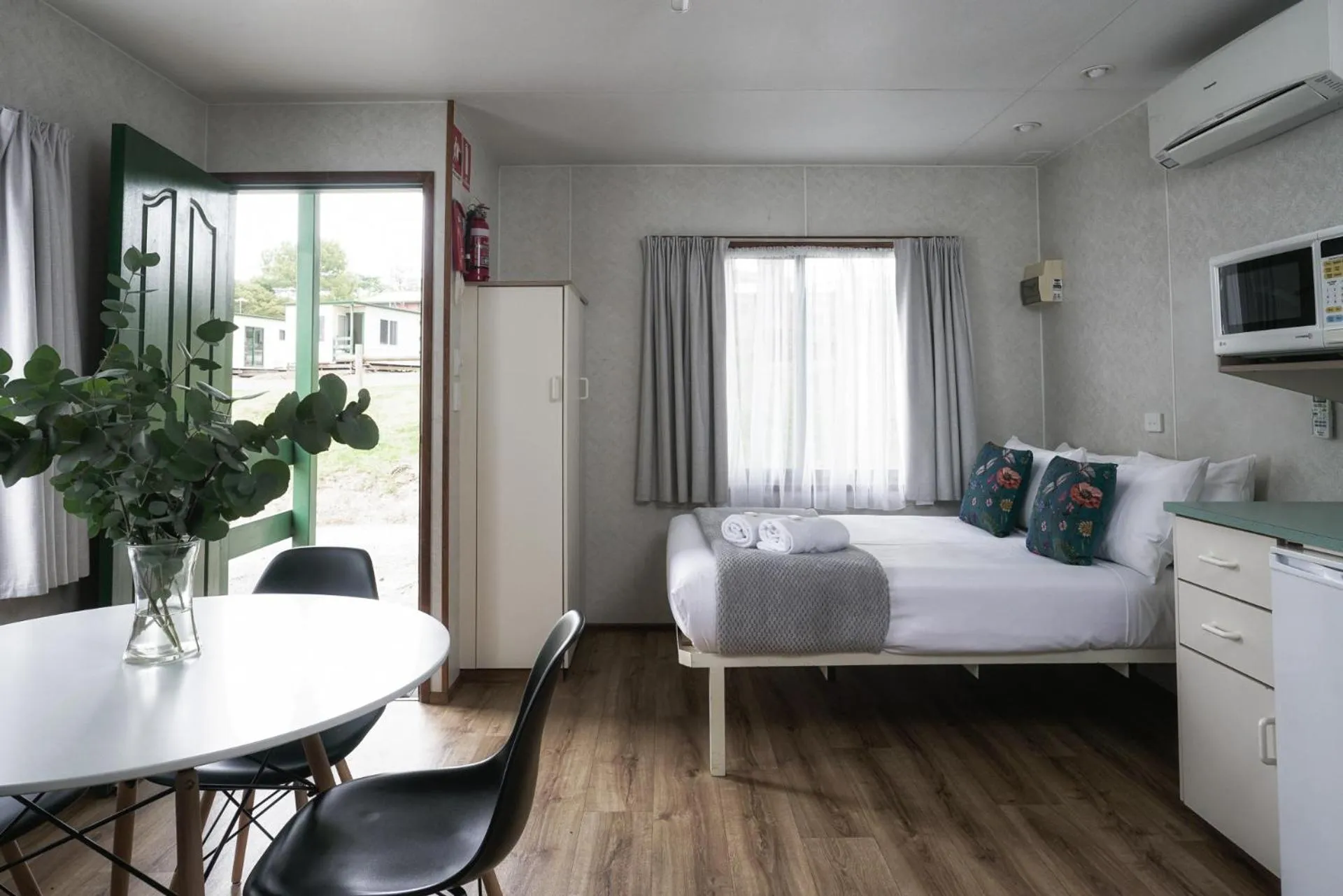 Photo of the whole room, Bed in BIG4 Castlemaine Gardens