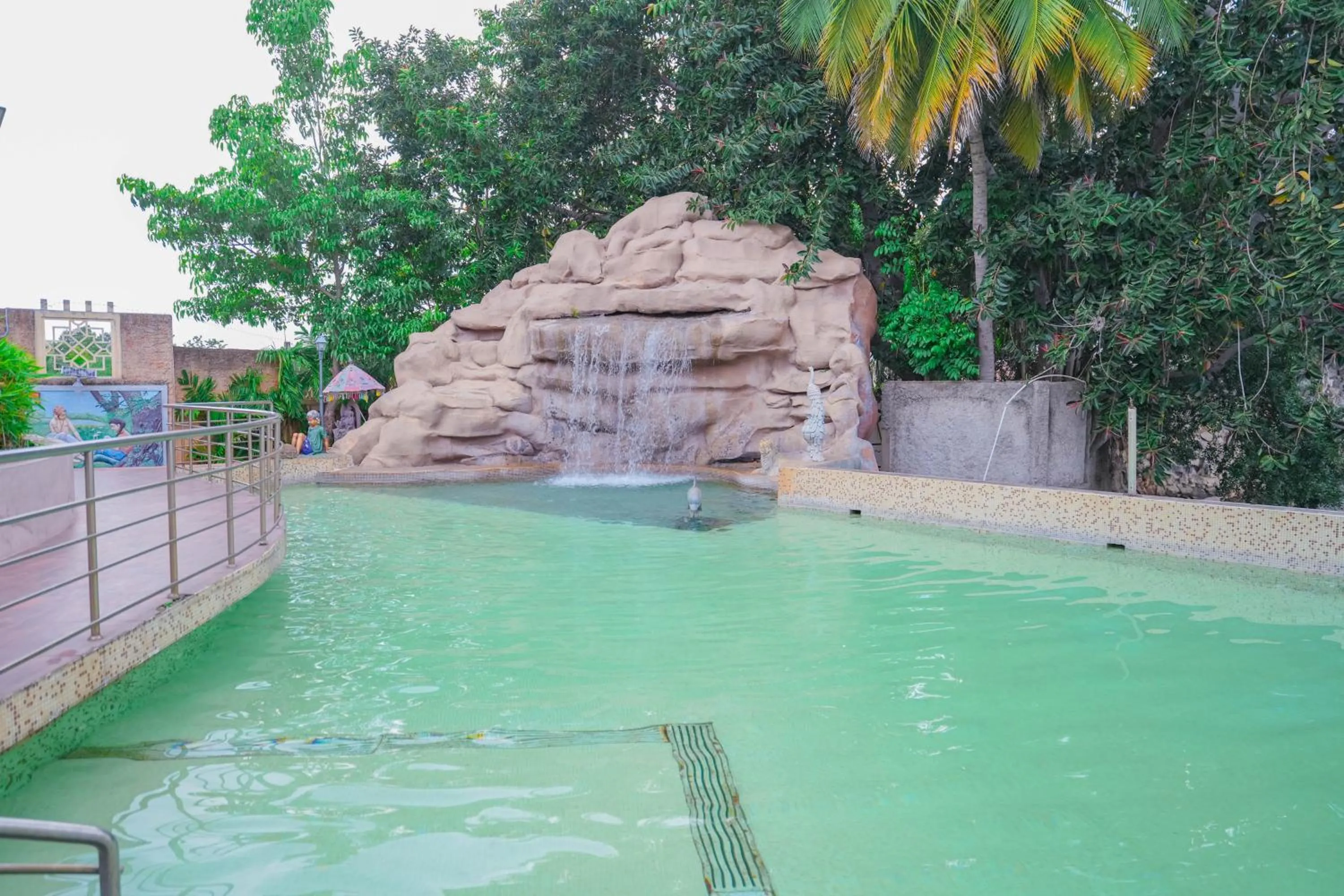Swimming pool in Mount Retreat Resorts - Madurai