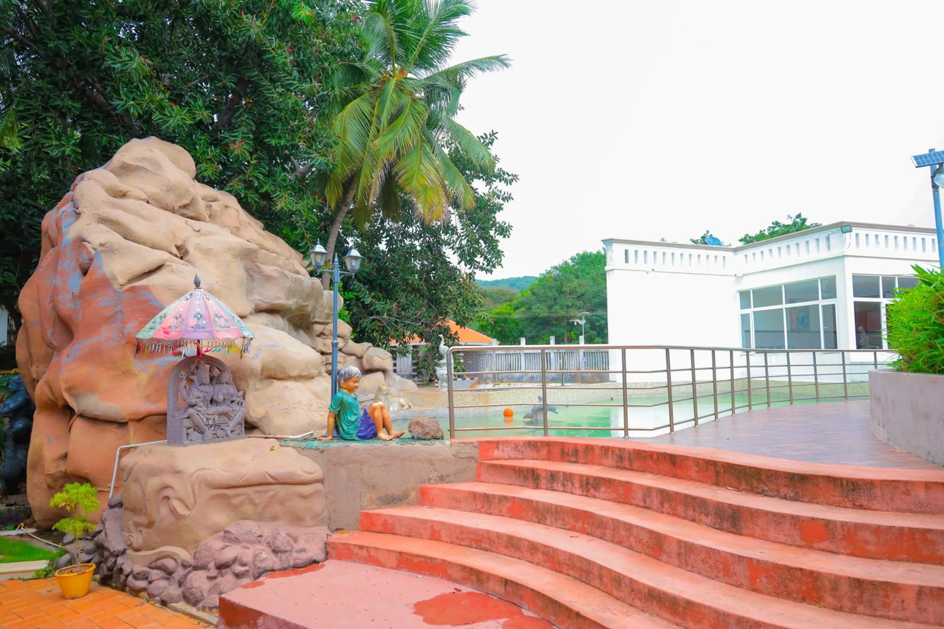Swimming pool in Mount Retreat Resorts - Madurai