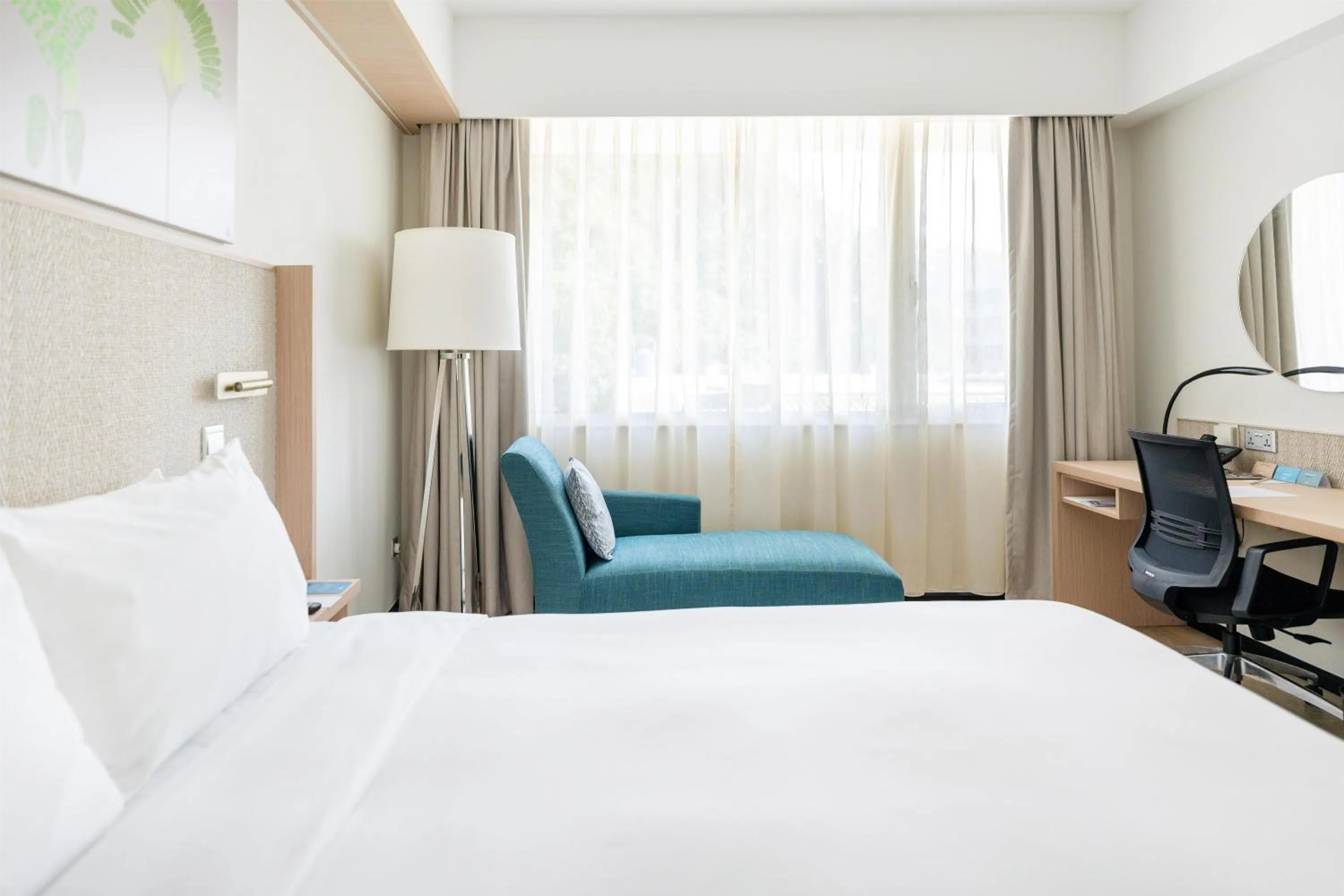 Bedroom, Bed in Radisson Hotel Brunei Darussalam