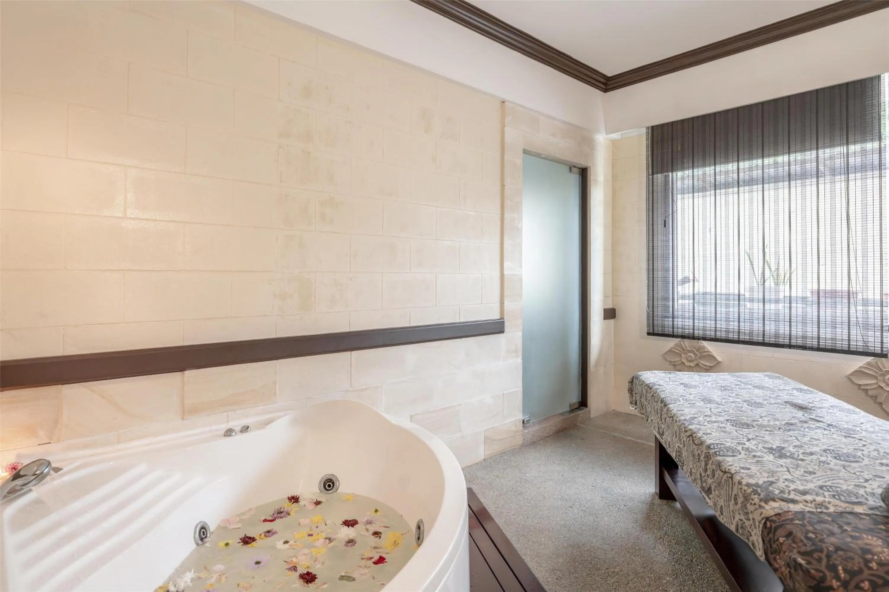 Spa and wellness centre/facilities, Bed in Radisson Hotel Brunei Darussalam