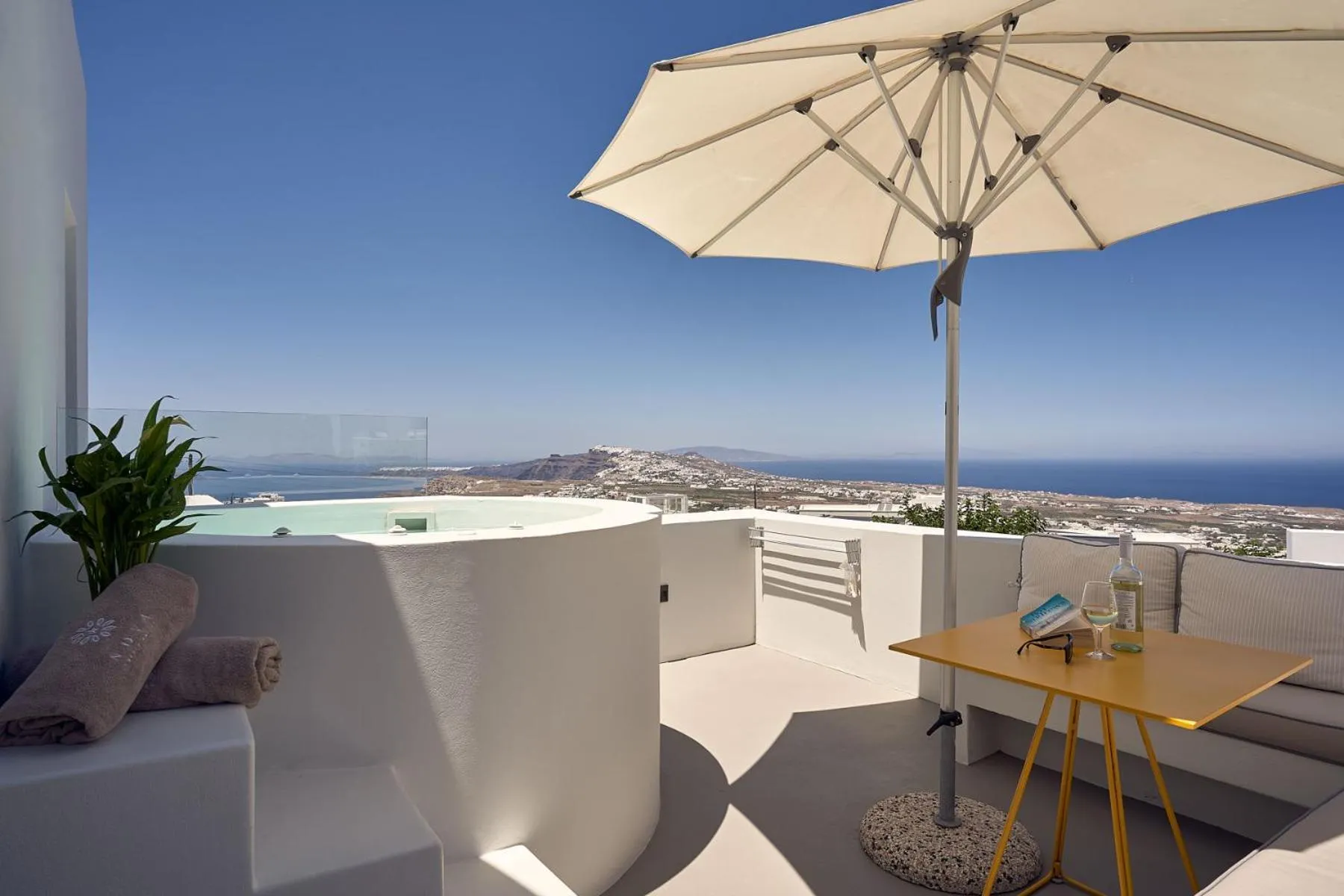 Hot Tub in Nova Luxury Suites