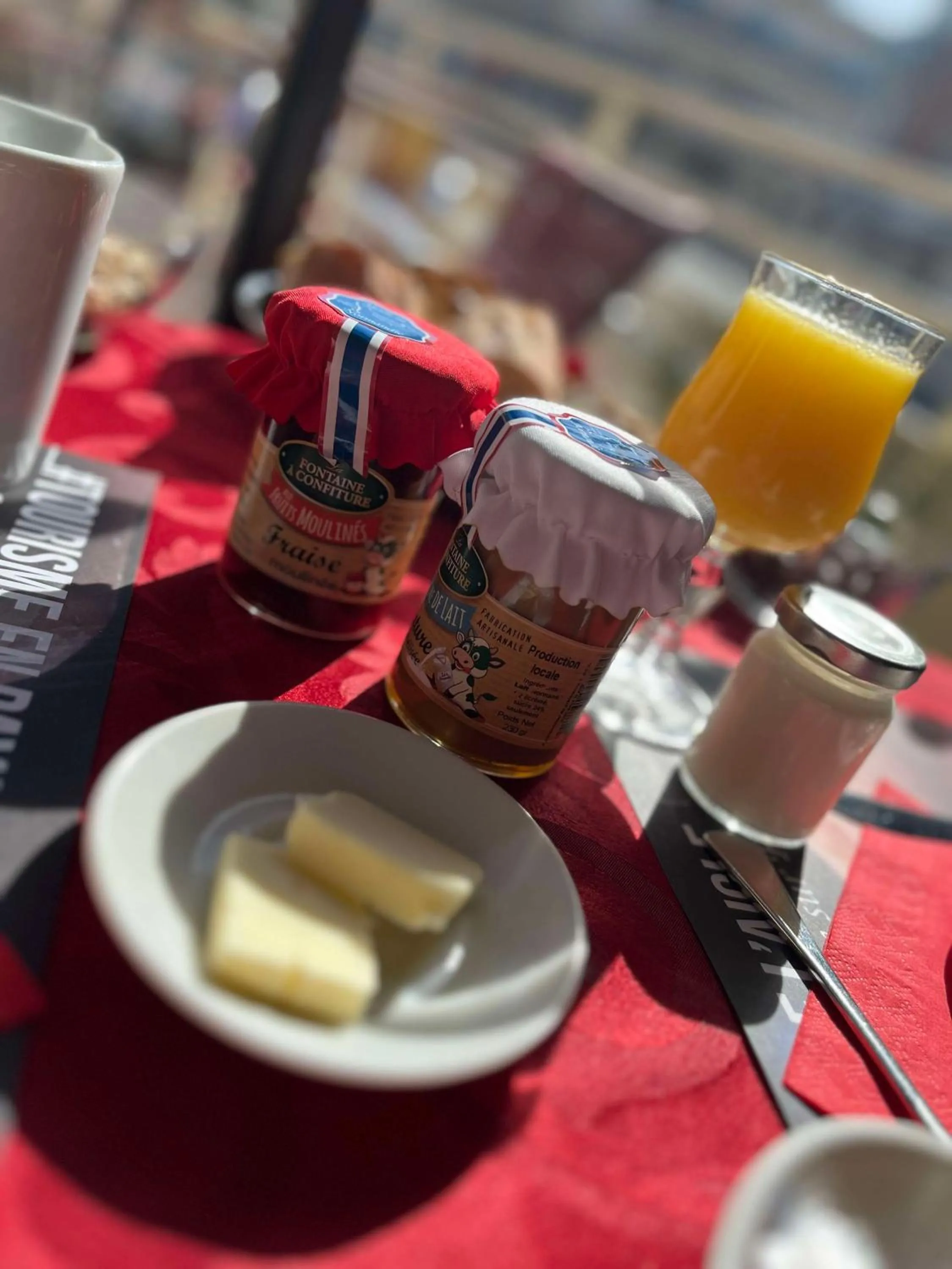 Breakfast in Brit Hotel Du Dauphin L'Aigle