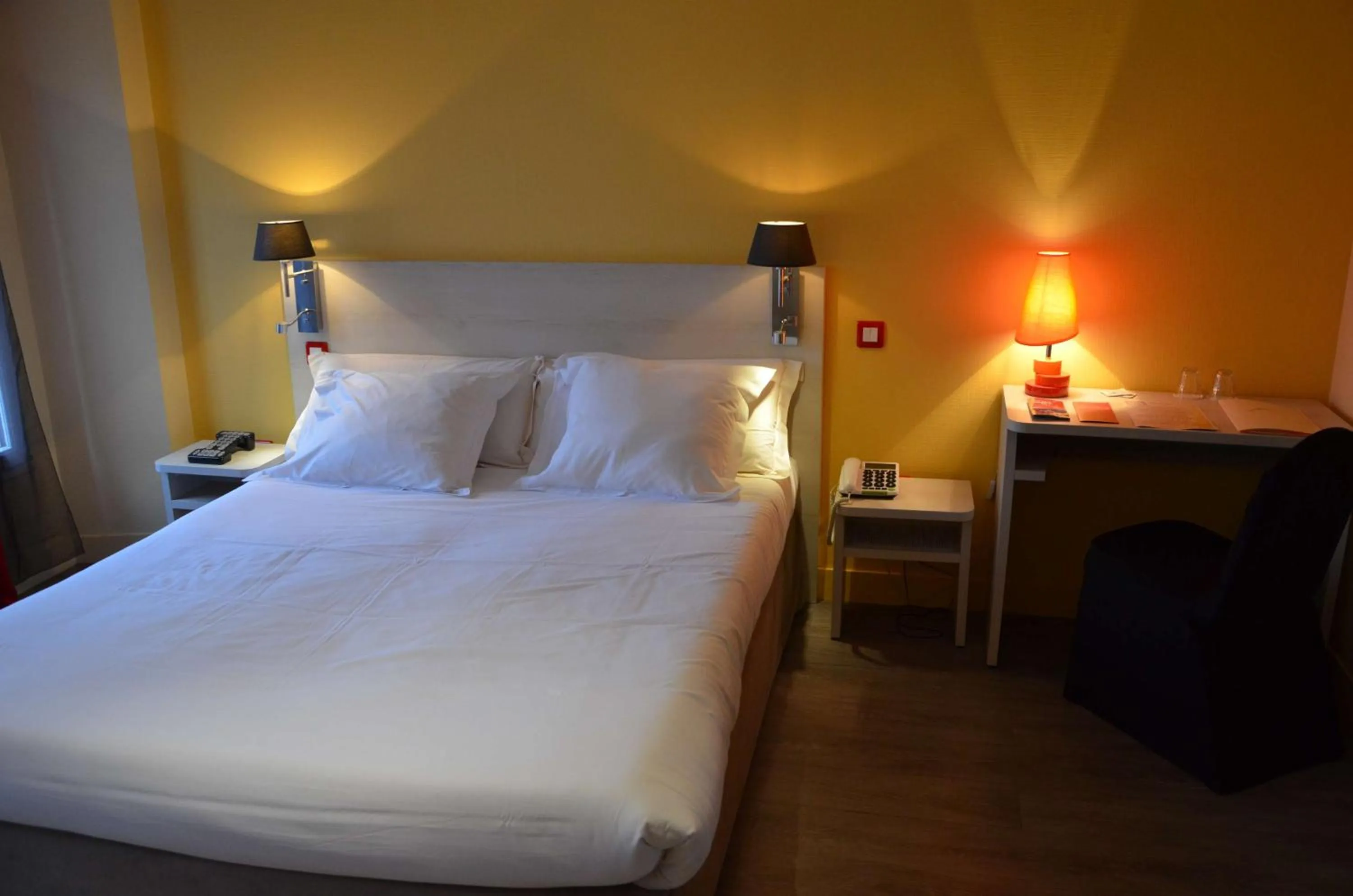 Bedroom, Bed in Brit Hotel Du Dauphin L'Aigle