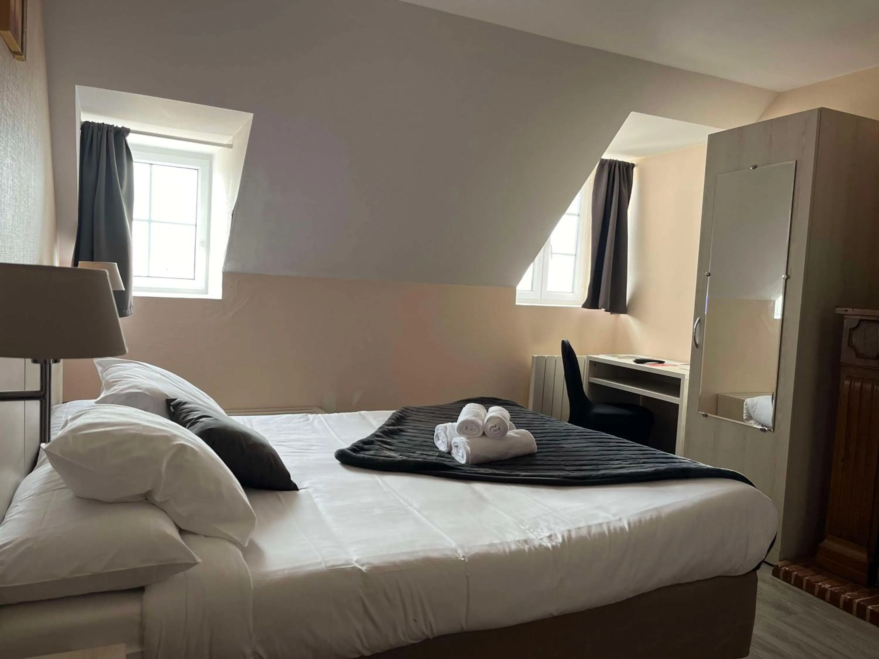 Bedroom, Bed in Brit Hotel Du Dauphin L'Aigle