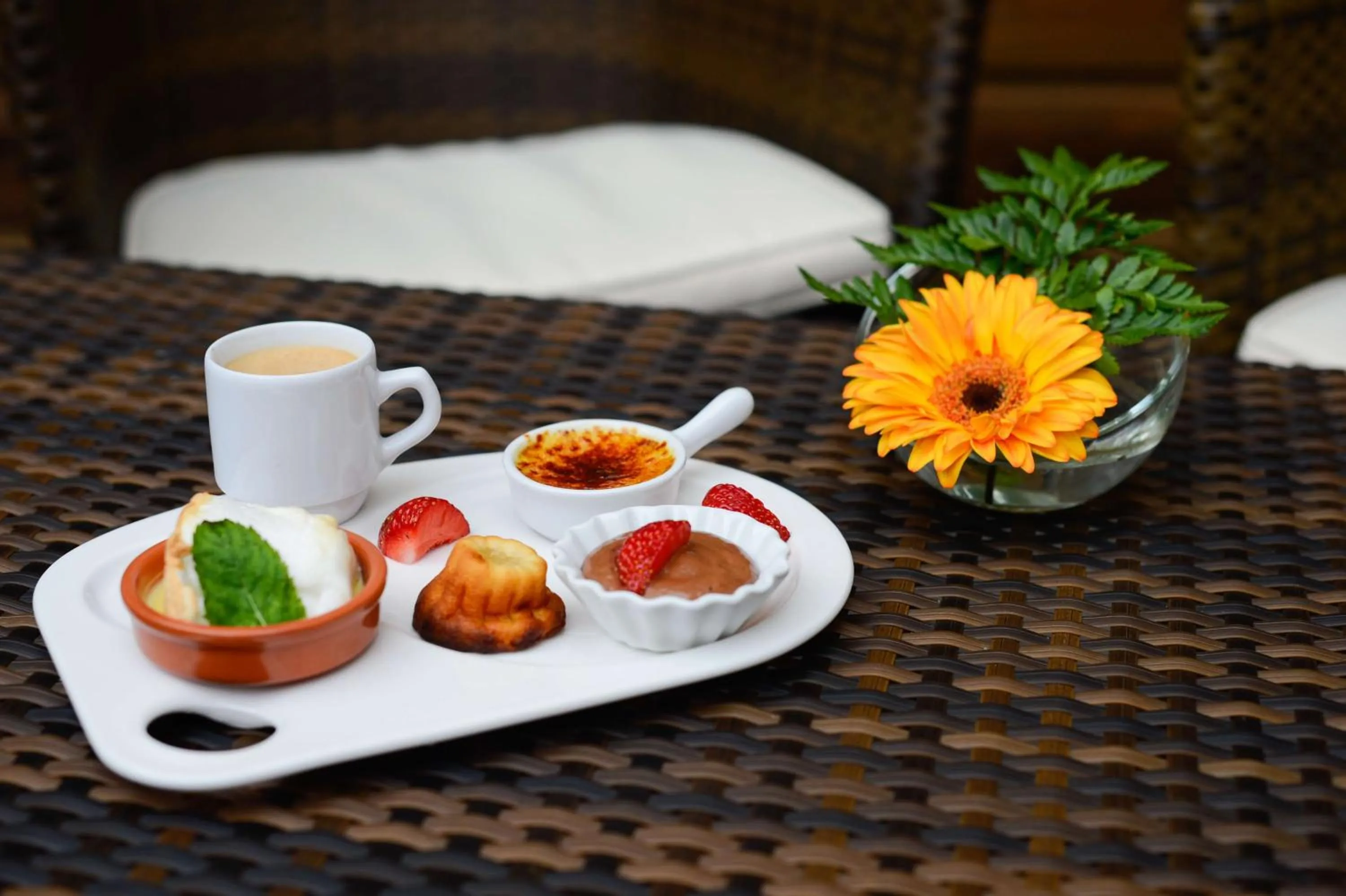 Food and drinks in Brit Hotel Du Dauphin L'Aigle