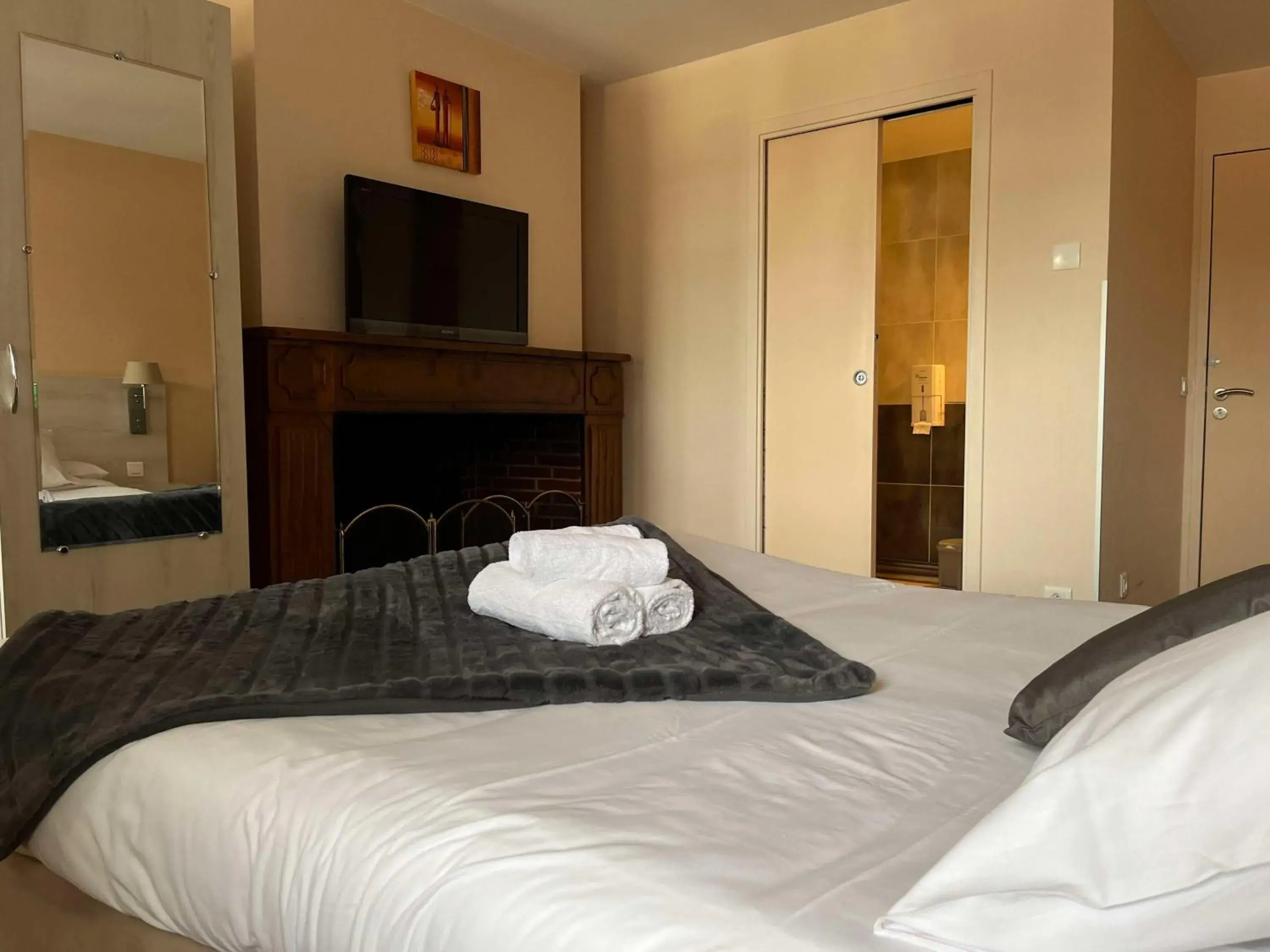 Bedroom, Bed in Brit Hotel Du Dauphin L'Aigle Bedroom, Bed in Brit Hotel Du Dauphin L'Aigle