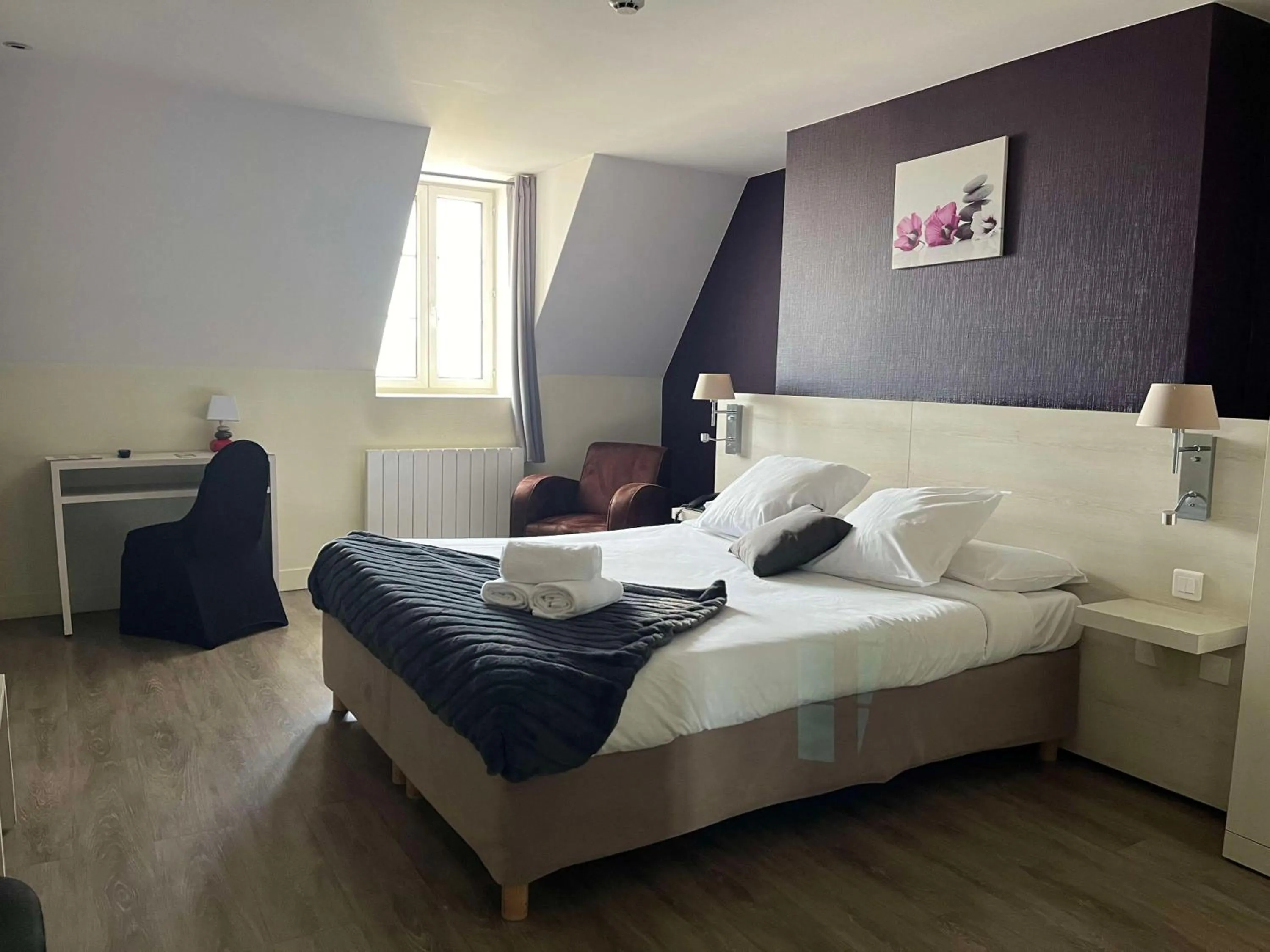 Bedroom, Bed in Brit Hotel Du Dauphin L'Aigle