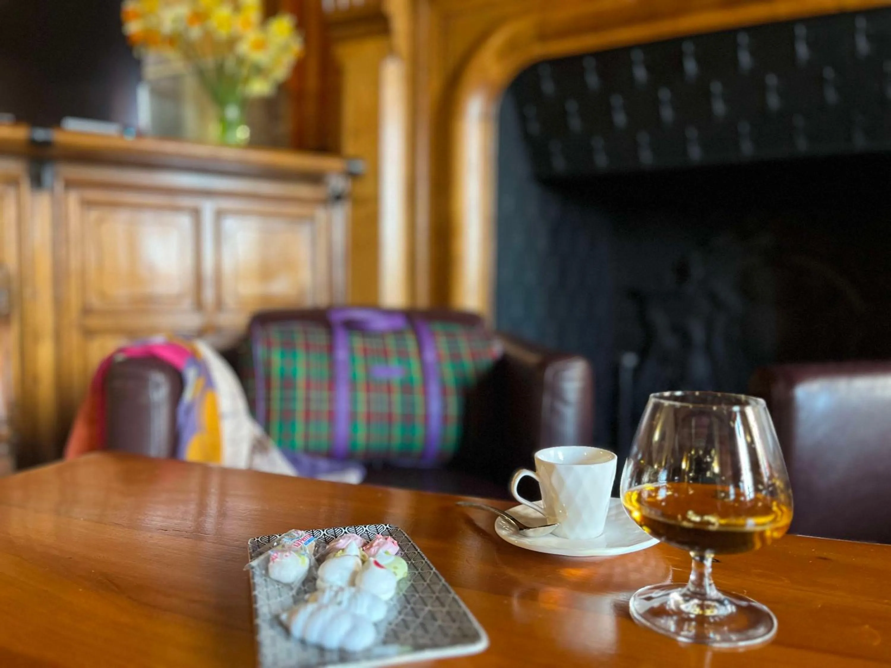 Lounge or bar in Brit Hotel Du Dauphin L'Aigle