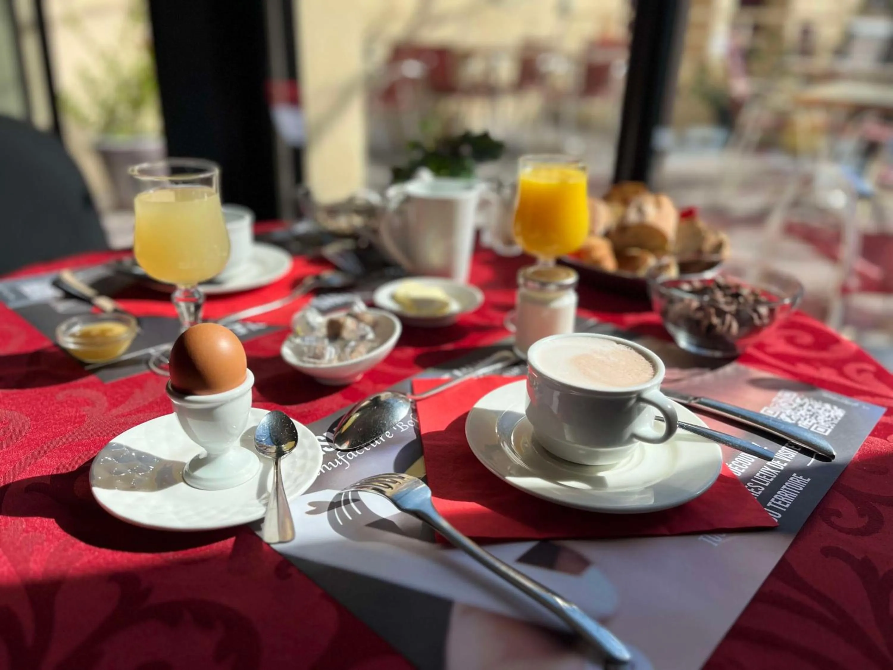 Breakfast in Brit Hotel Du Dauphin L'Aigle