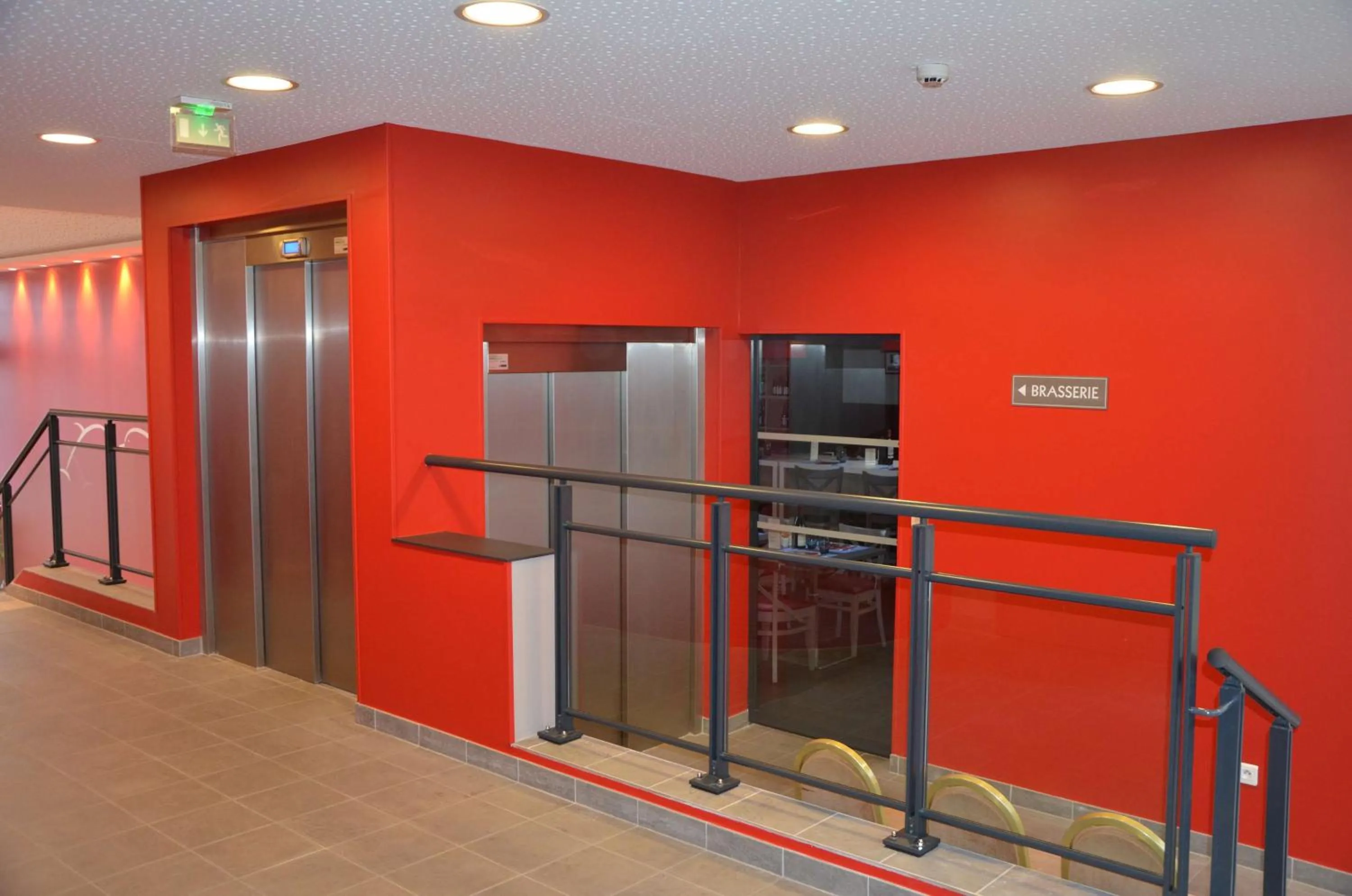 Lobby or reception in Brit Hotel Du Dauphin L'Aigle