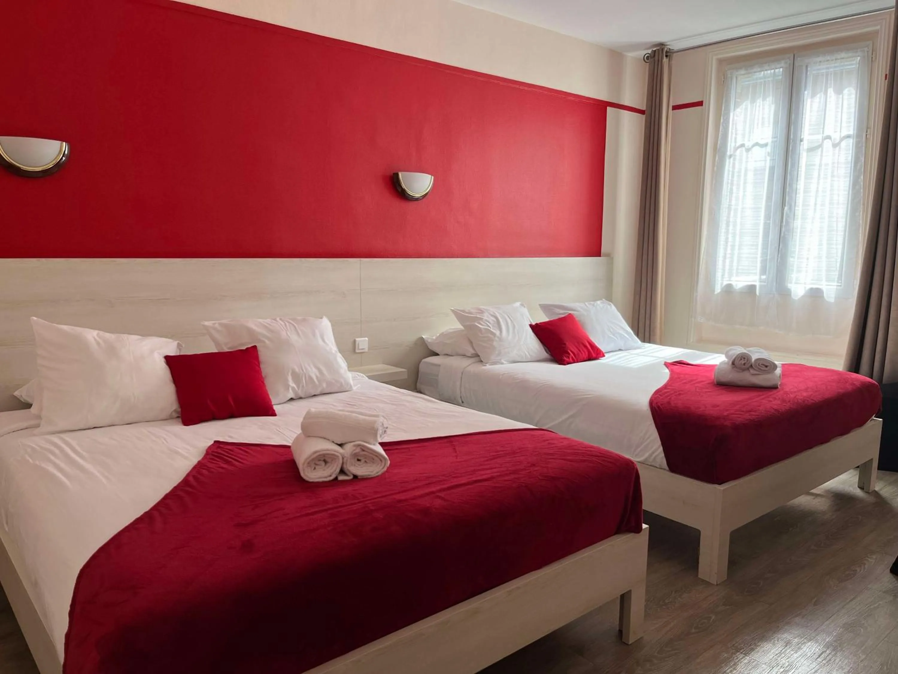 Bedroom, Bed in Brit Hotel Du Dauphin L'Aigle