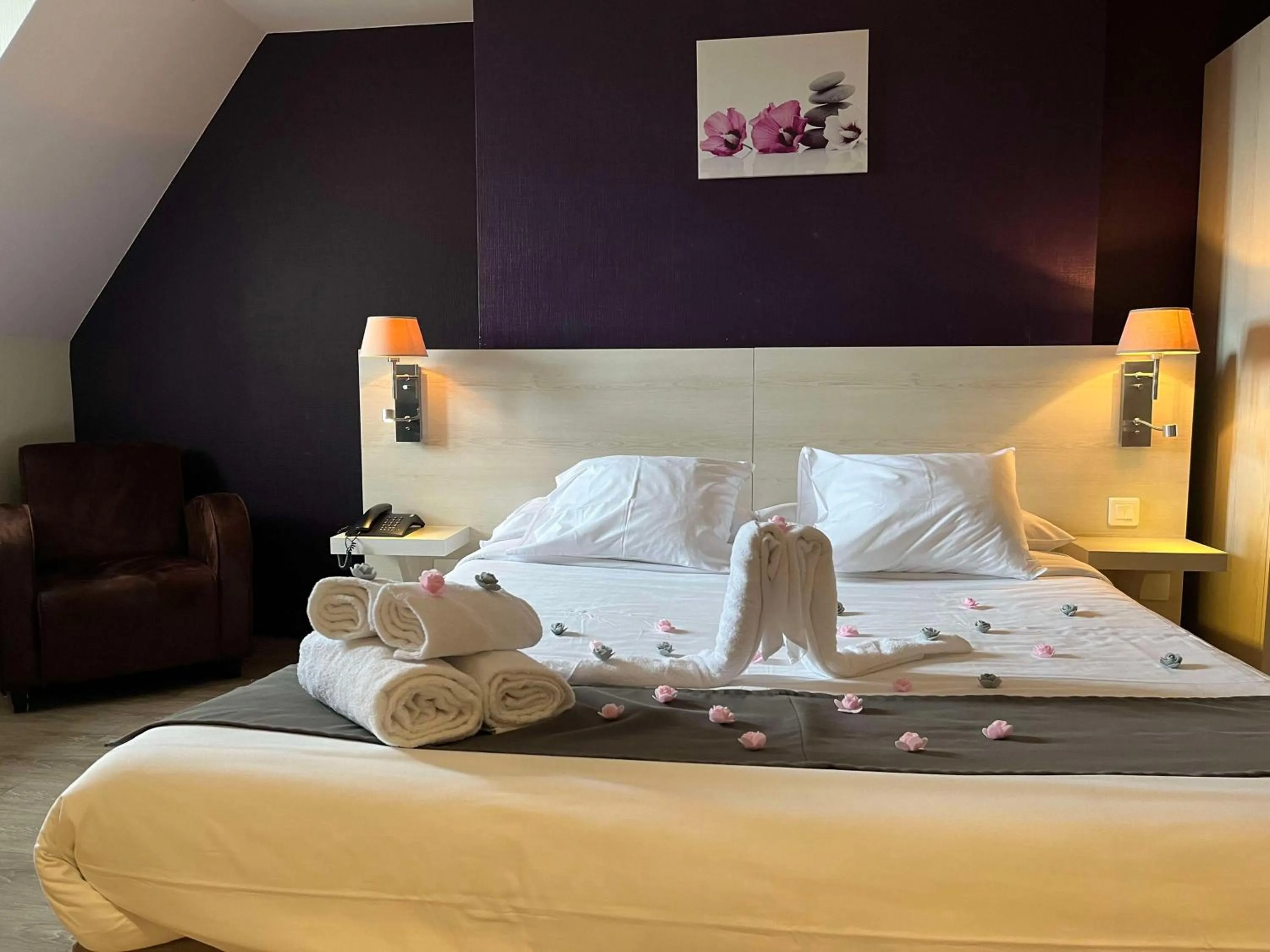 Bedroom, Bed in Brit Hotel Du Dauphin L'Aigle