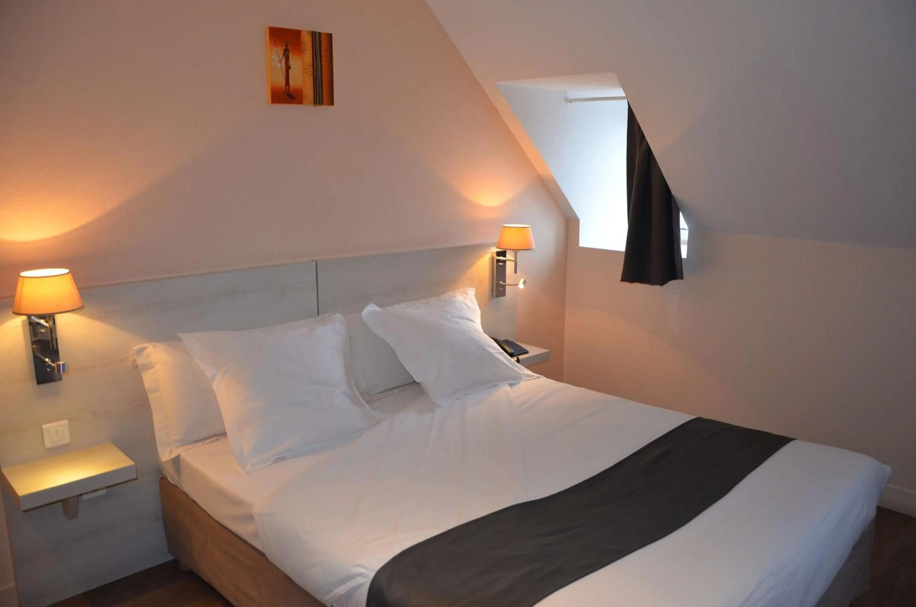 Bedroom, Bed in Brit Hotel Du Dauphin L'Aigle