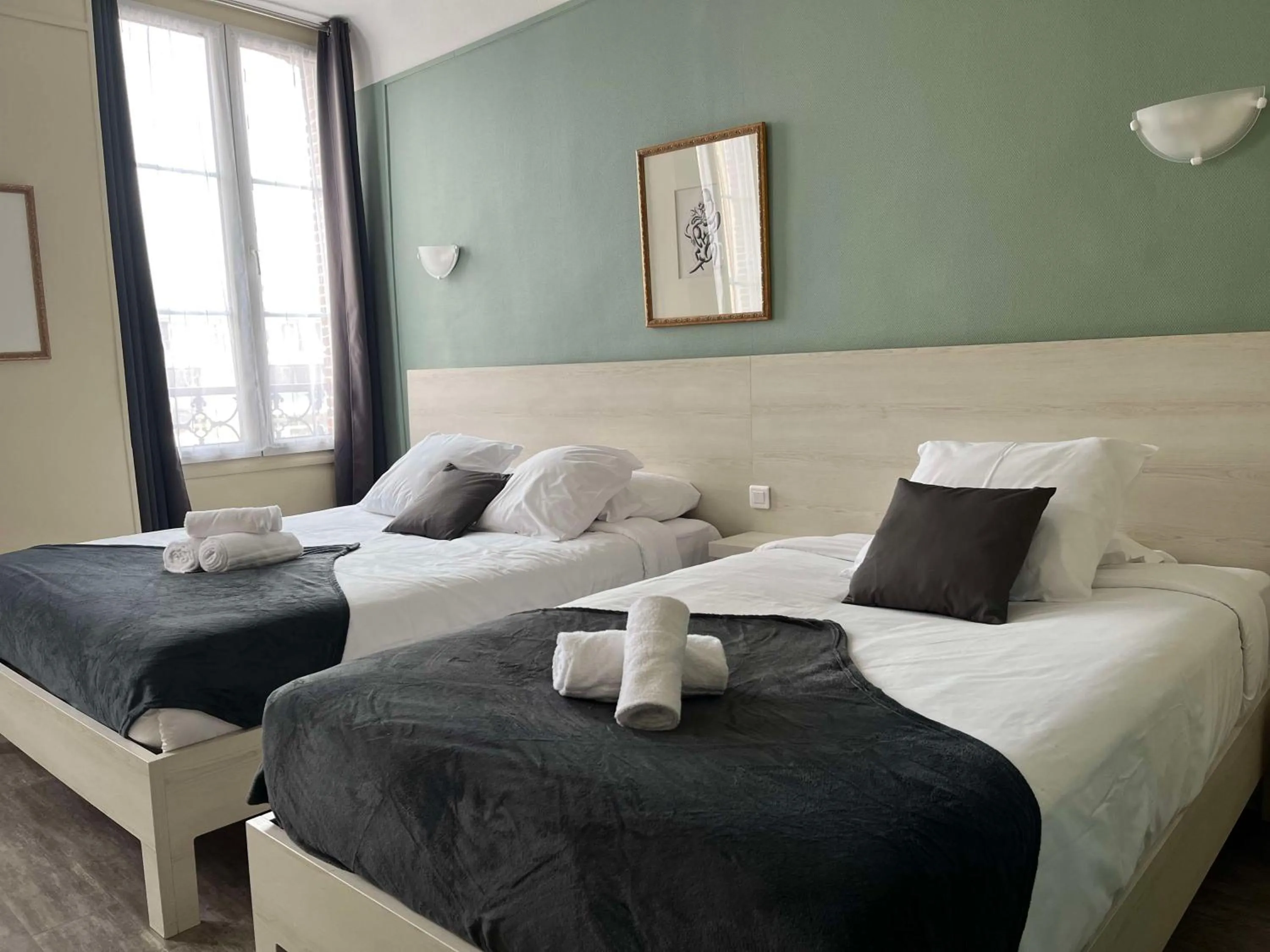 Bedroom, Bed in Brit Hotel Du Dauphin L'Aigle