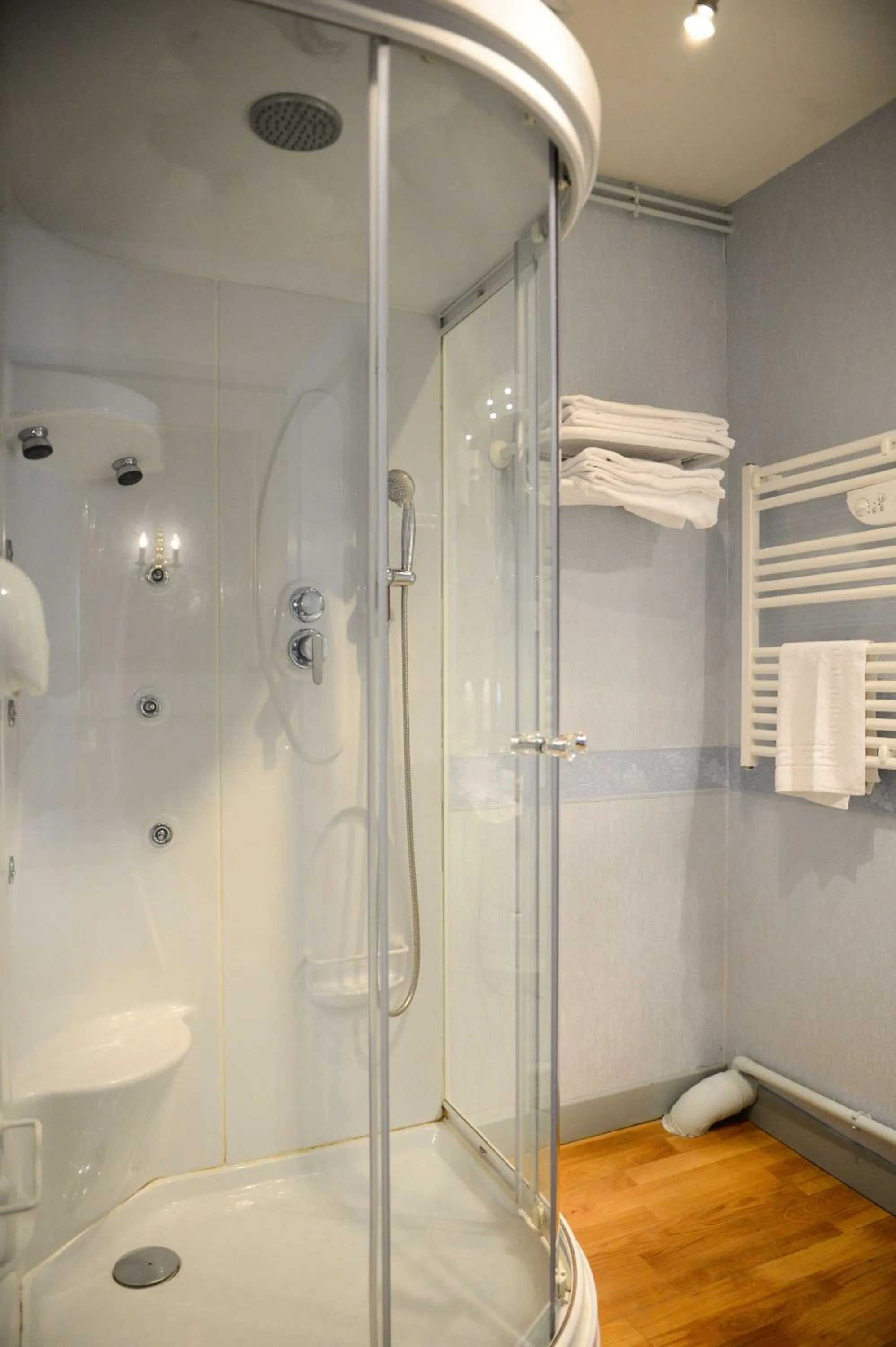 Bathroom in Brit Hotel Du Dauphin L'Aigle