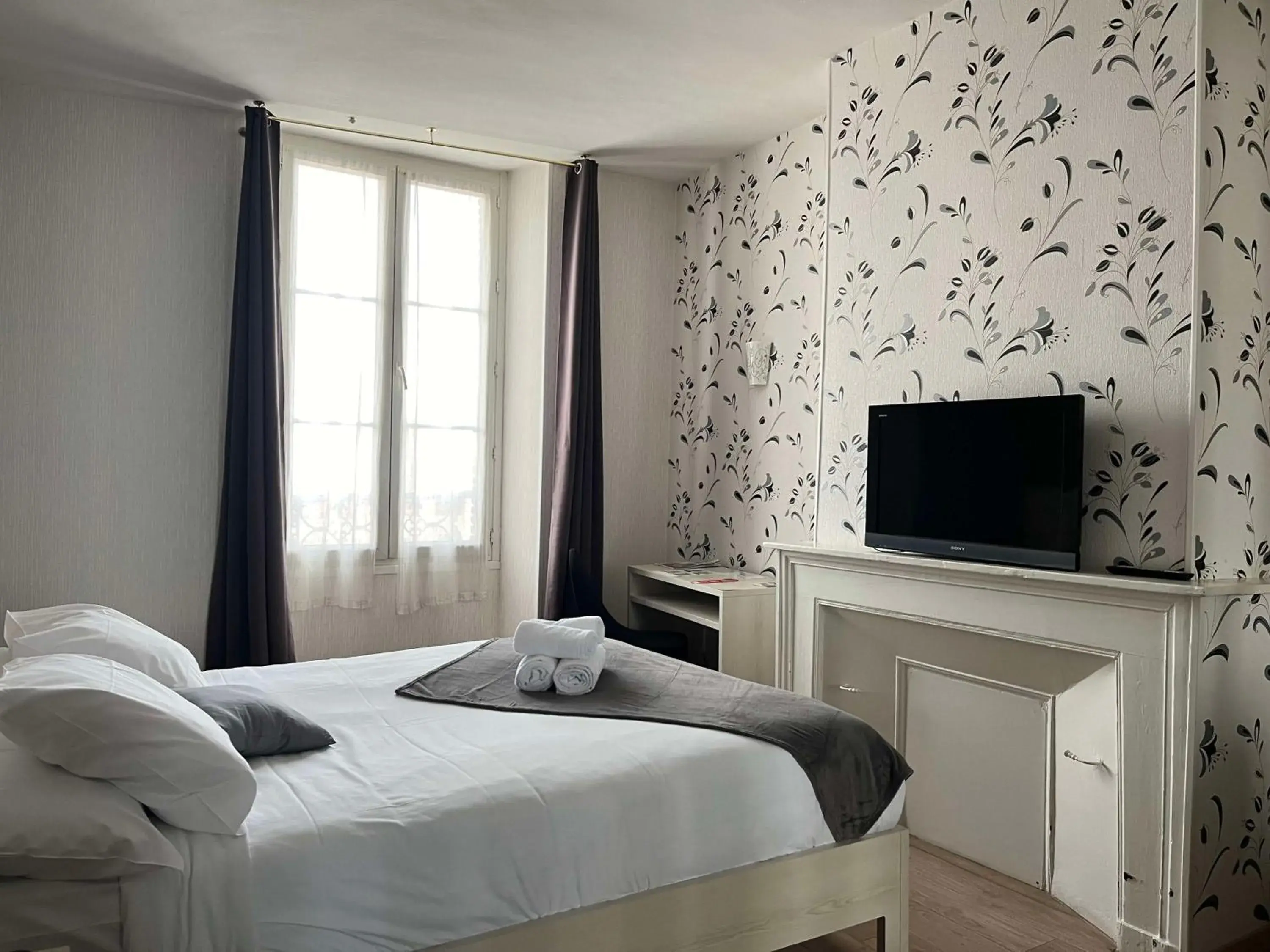 Bedroom, Bed in Brit Hotel Du Dauphin L'Aigle Bedroom, Bed in Brit Hotel Du Dauphin L'Aigle