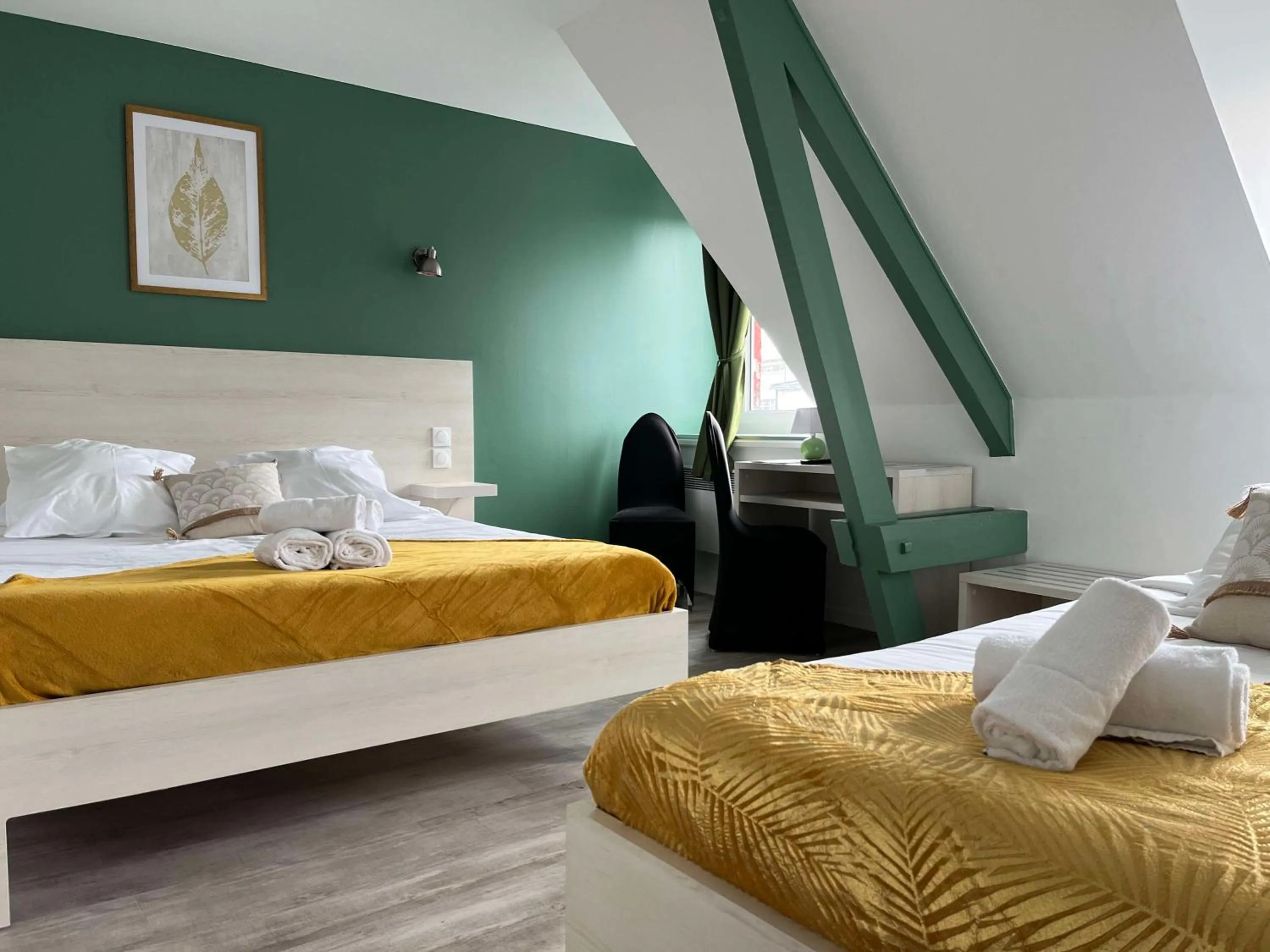 Property building, Bed in Brit Hotel Du Dauphin L'Aigle