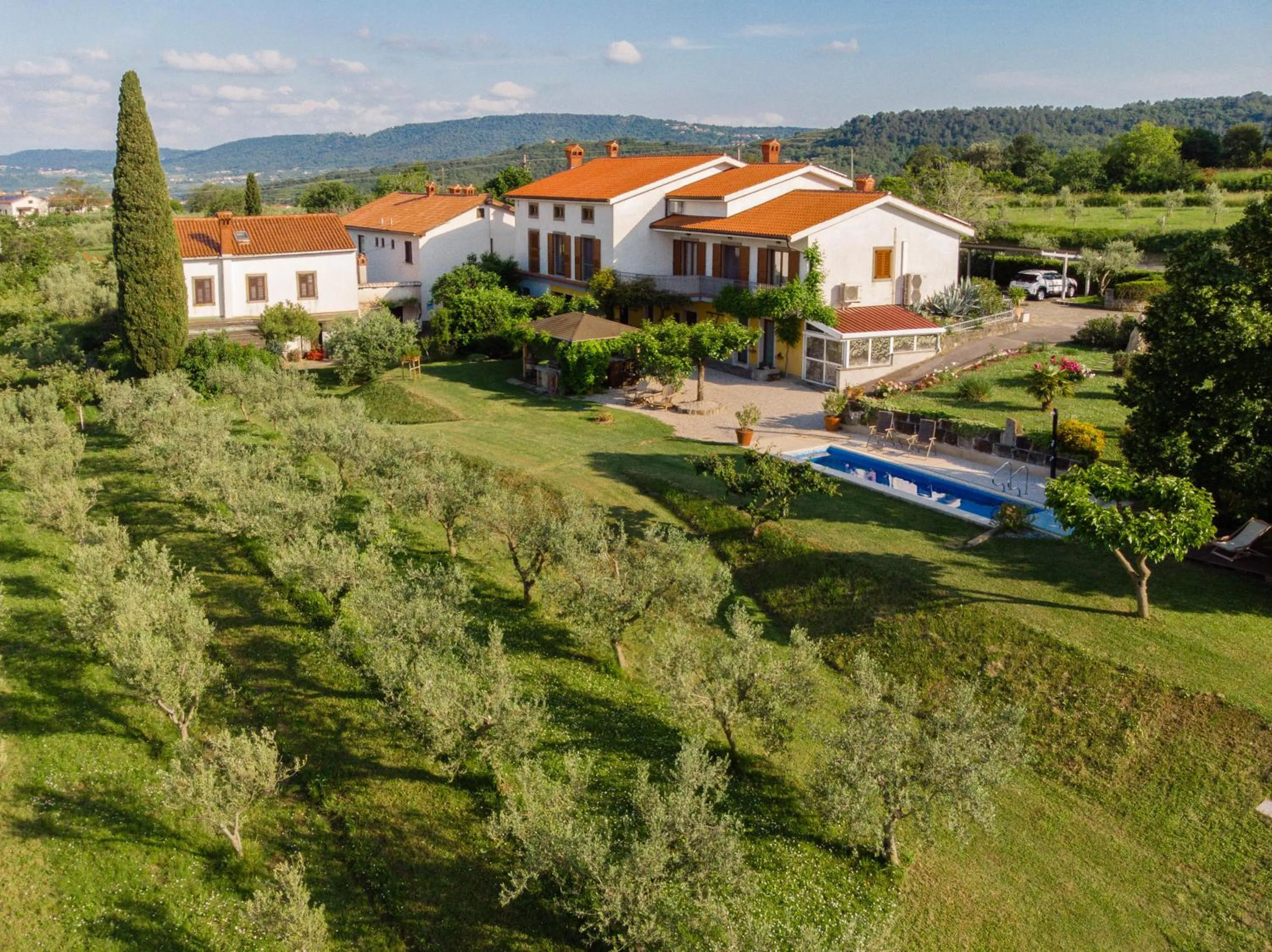 Property building in Med oljkami Apartment